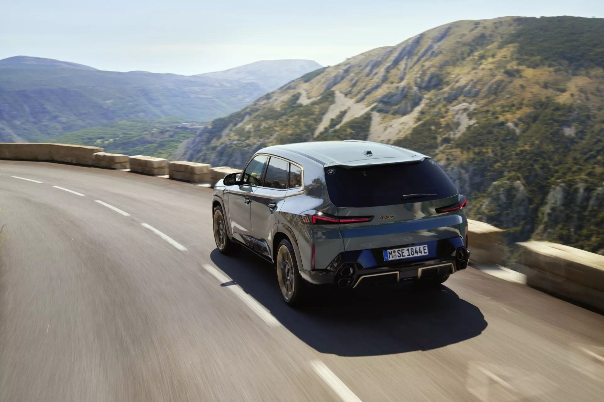 BMW XM (G09) na rok 2023 predstavuje svoj luxusný a inovatívny dizajn, výkonný hybridný motor, pokročilé technologické rozhranie a špičkové bezpečnostné funkcie