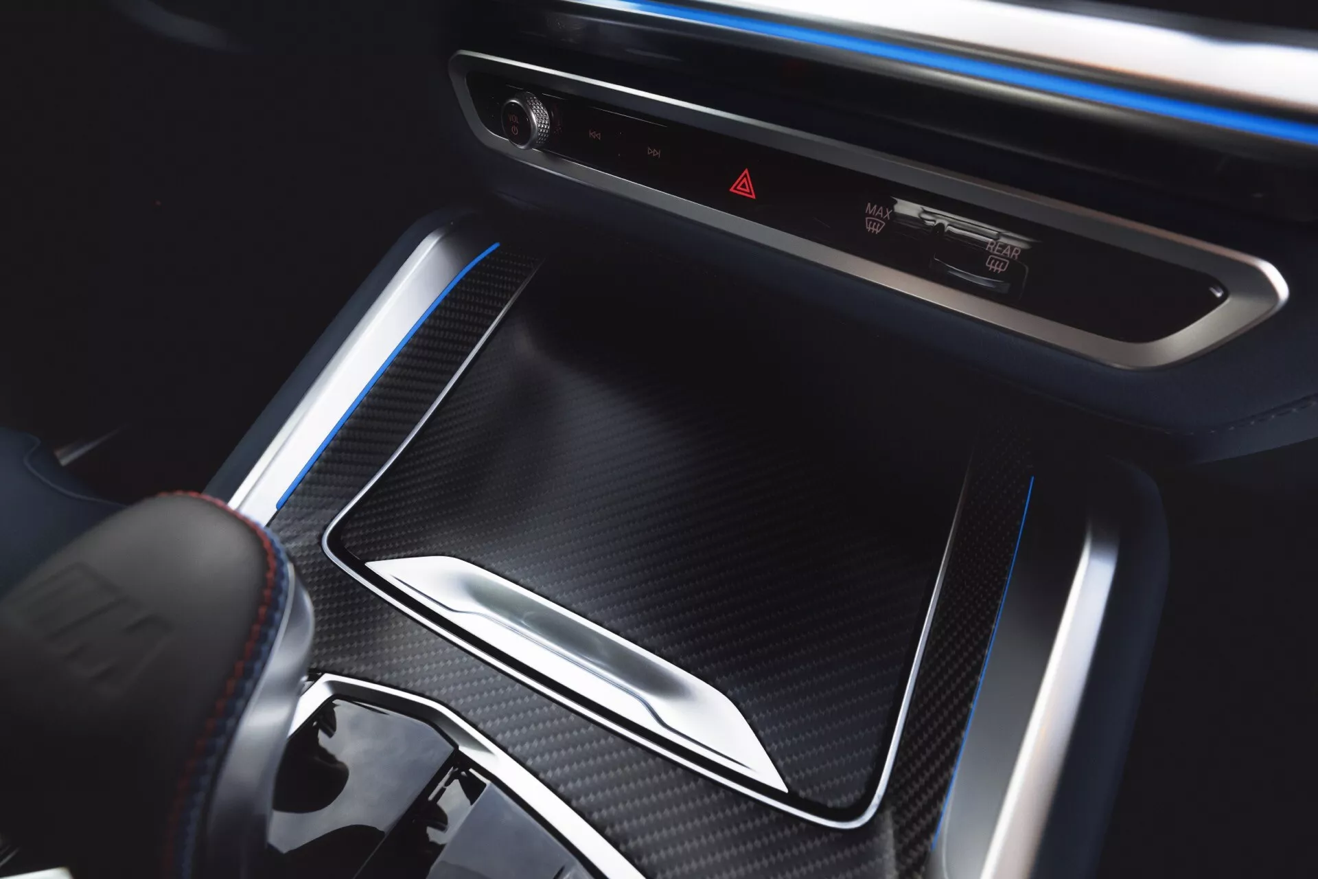 Interiérový pohľad na BMW XM 2023 (G09) zameraný na stredovú konzolu s úložným priestorom, klimatizačným systémom, ambientným osvetlením, výberom prevodov a prémiovými povrchovými úpravami