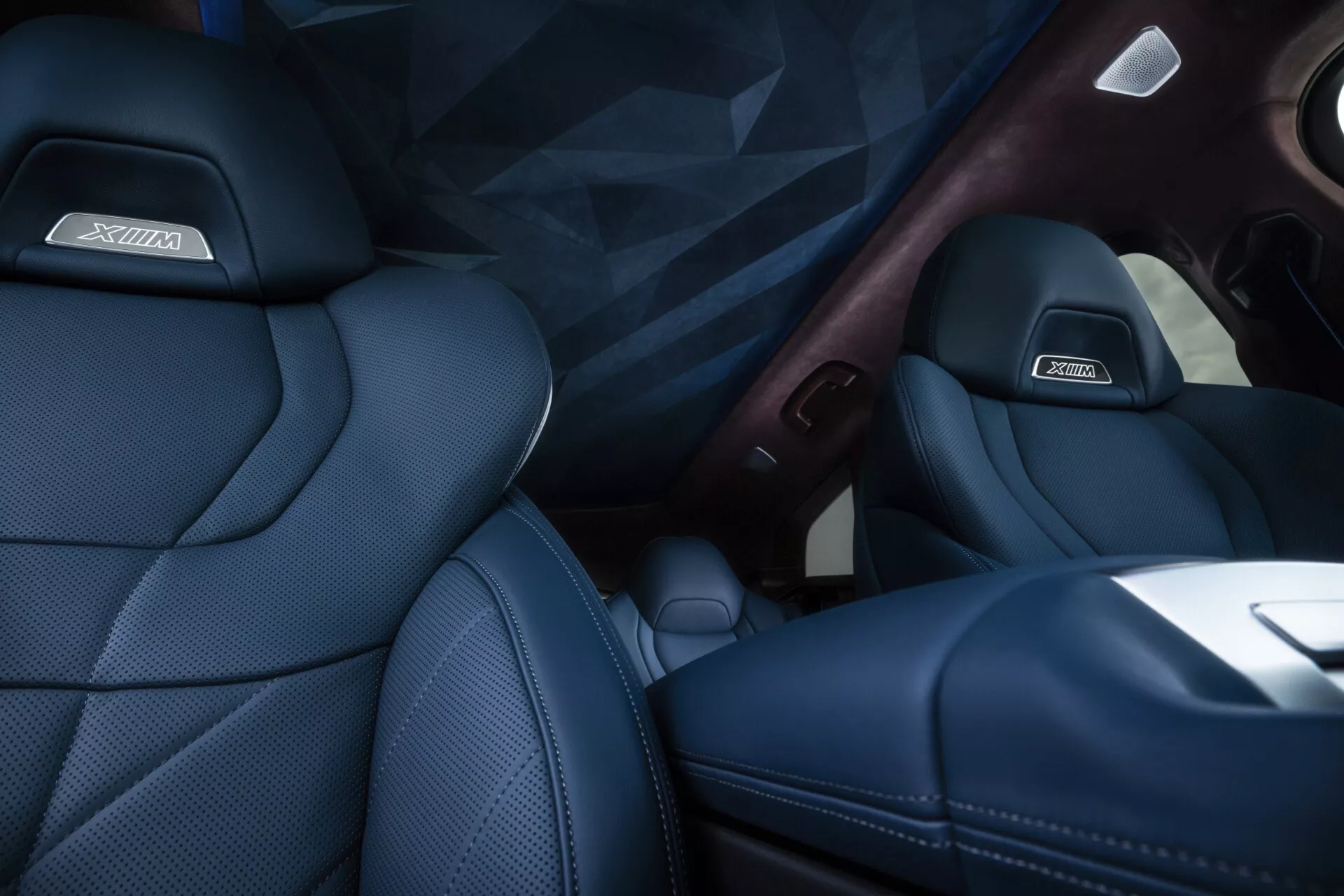 Interiér BMW XM (G09) 2023 so zobrazením luxusného sedadla spolujazdca s tmavomodrým čalúnením, drevenými prvkami a technologickými funkciami
