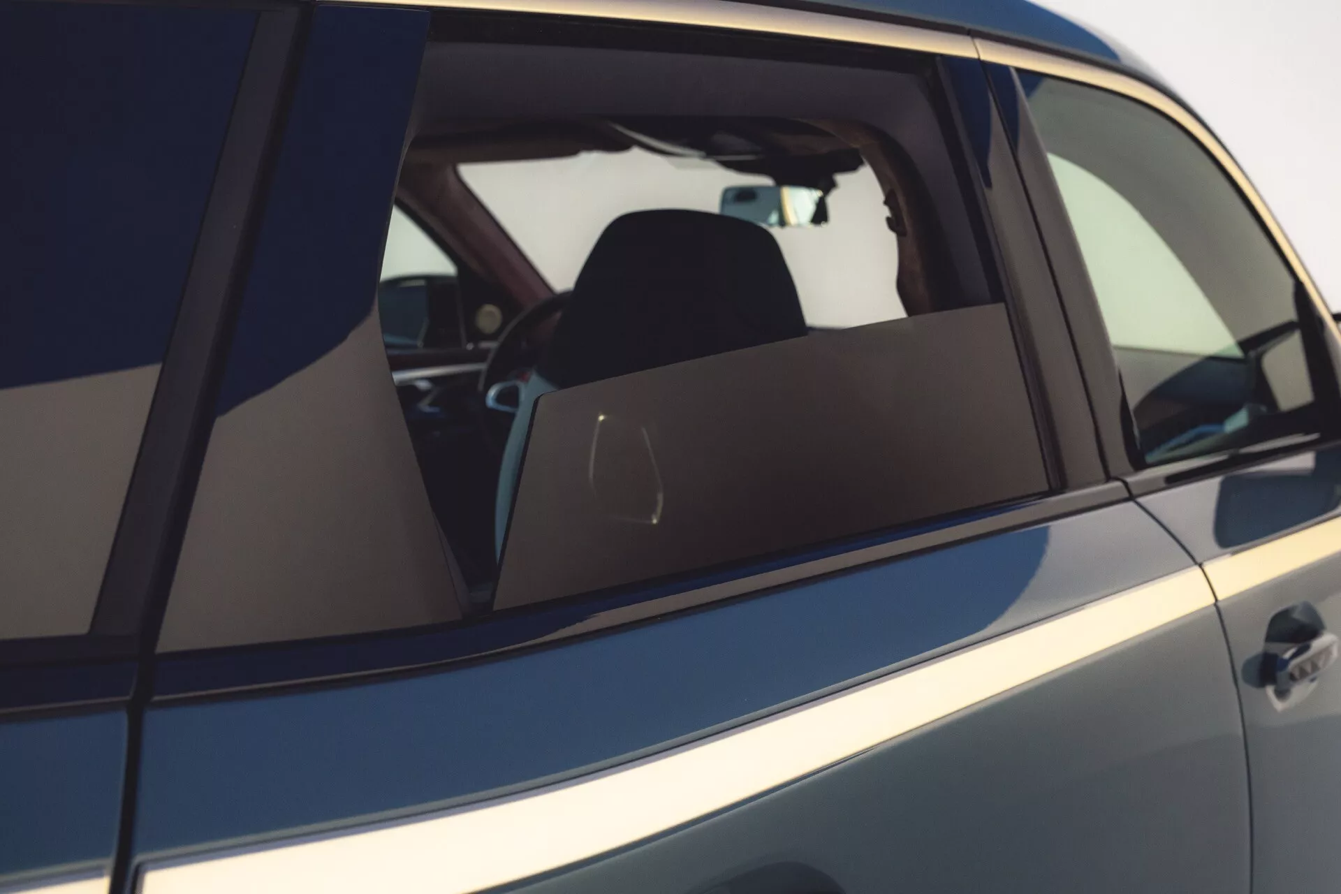 Model BMW XM (G09) 2023 ukazujúci svoj elegantný dizajn, inovatívne funkcie a špičkové technológie v dynamickom jazdnom prostredí