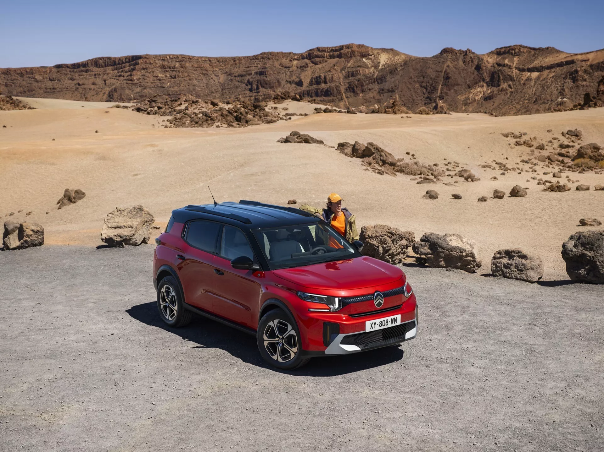 Elegantný a všestranný Citroen C3 Aircross 2024 (2. generácia) predvádzajúci svoj moderný dizajn, s výraznou prednou mriežkou, elegantnými LED svetlometmi a charakteristickou aerodynamicky vylepšenou karosériou.
