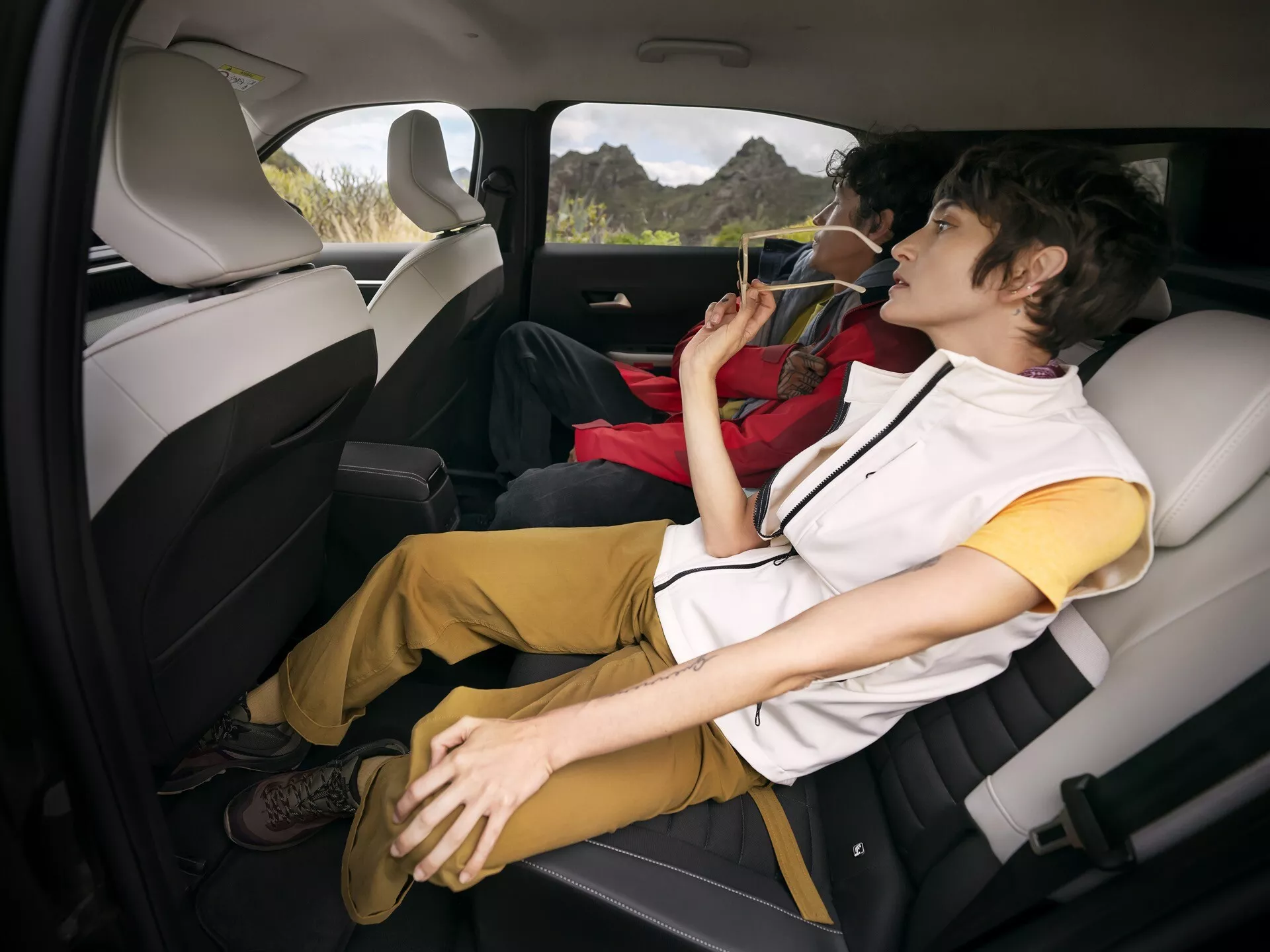 Citroen C3 Aircross 2024 druhá generácia SUV, predvádzajúca elegantný dizajn, modernú prednú masku, inovatívne LED svetlomety a priestranný interiér