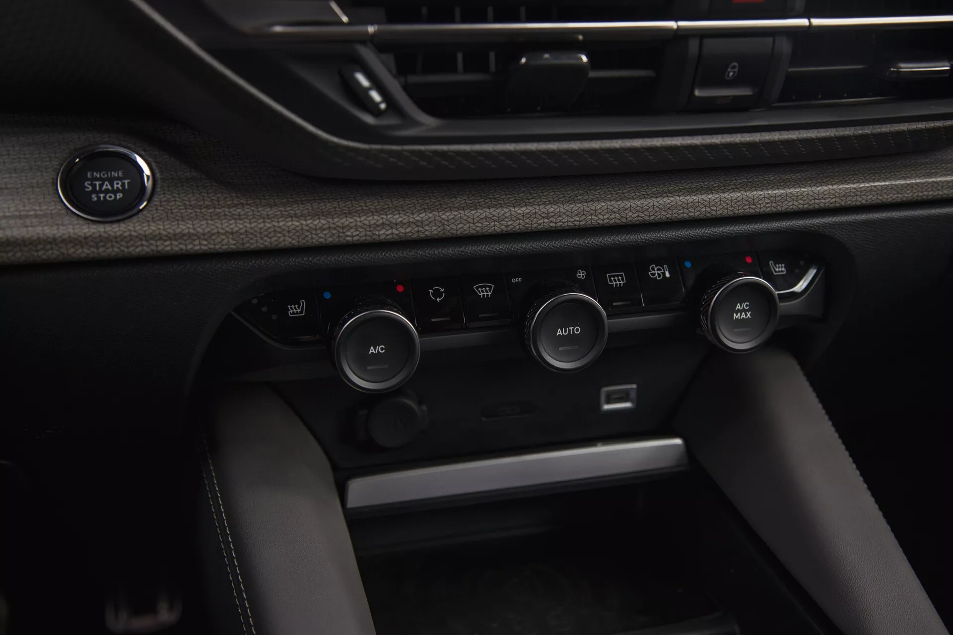 Detailný pohľad na interiér Citroen C5-X 2022 s tlačidlom štart/stop bezkľúčového štartu a pokročilým klimatizačným systémom s automatickou reguláciou teploty a možnosťou recirkulácie vzduchu.