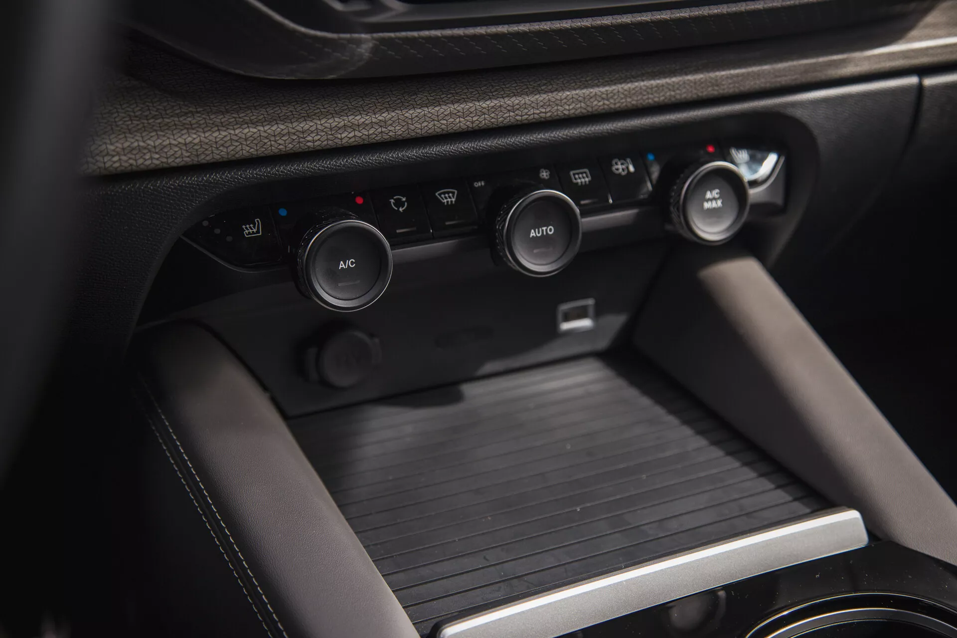 Detailný pohľad na interiér Citroen C5-X 2022, zobrazujúci stredovú konzolu s ovládačmi klímy a konzolu radenia, zdôrazňujúci pokročilý klimatický systém vozidla, úložné riešenia a prémiové materiály.