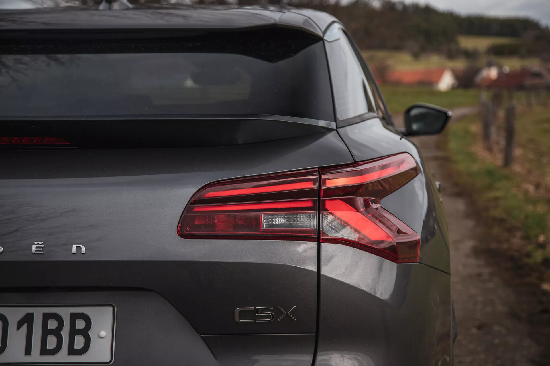 Zadná časť Citroen C5-X 2022 pod šikmým uhlom zobrazujúca LED zadné svetlá, lesklý povrch a označenie modelu