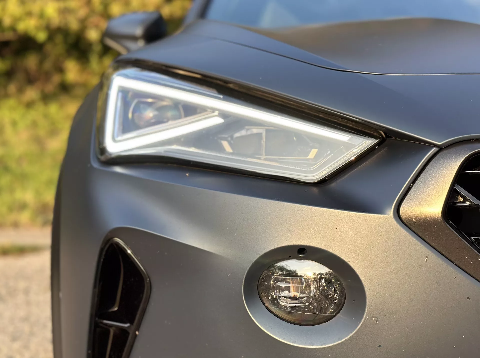 Detail Cupra Formentor 2020 z predného rohu s LED svetlometmi, hmlovkou, prednou mriežkou a štýlovým dizajnom karosérie s matným povrchom