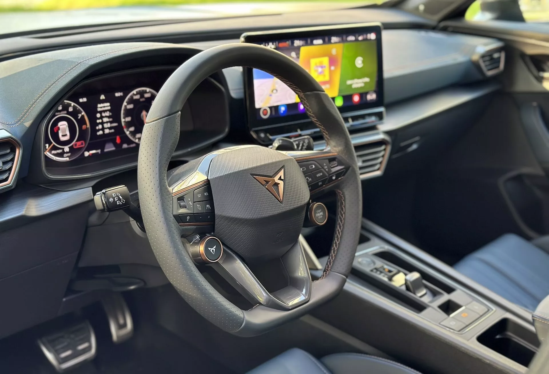 Pohľad do interiéru Cupra Formentor 2020 z pohľadu vodiča s jasným výhľadom na multifunkčný volant, digitálny palubný panel a časť systému infotainment, zdôraznený moderným dizajnom a pokročilými technologickými vlastnosťami