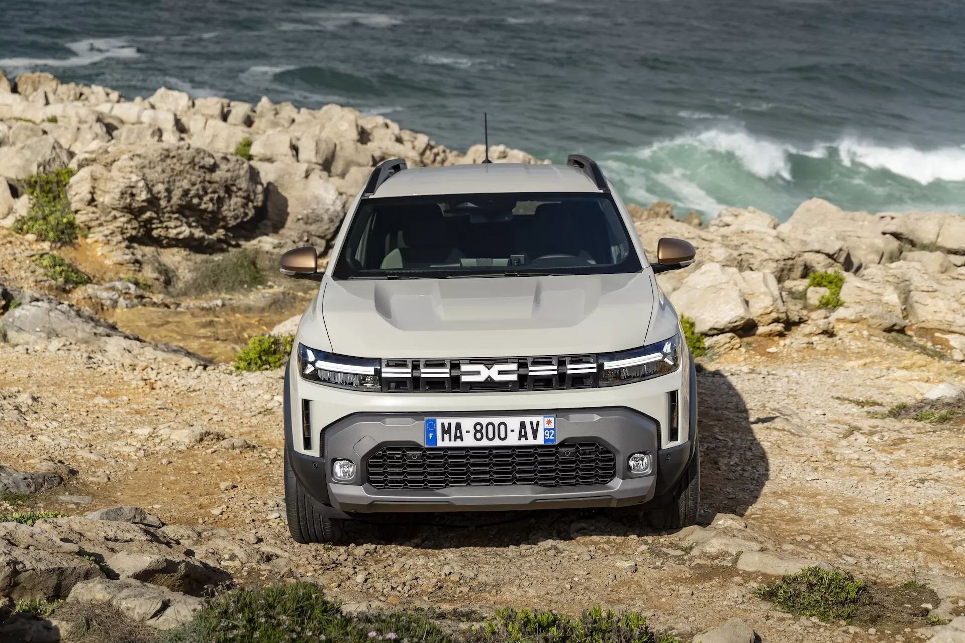 Dacia Duster 3. generácie 2024 predvádzajúca svoj elegantný dizajn a moderné funkcie v živom prostredí