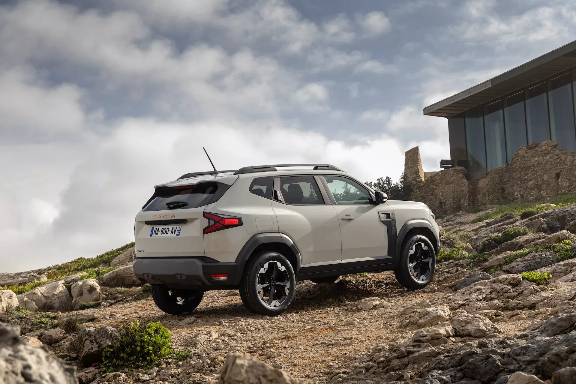 Dacia Duster tretia generácia 2024 v dynamickom postoji predvádzajúca nový dizajn a funkcie