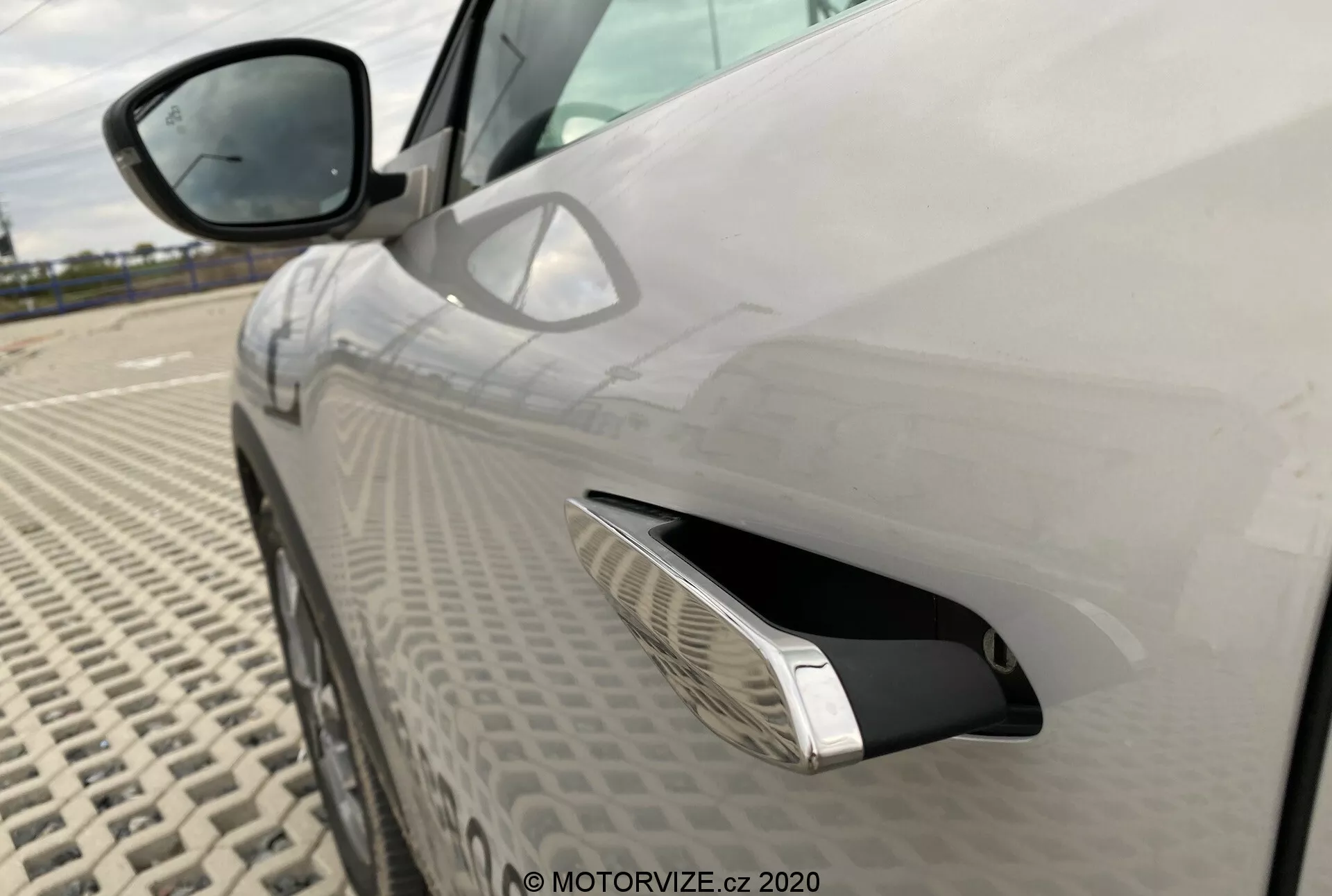 Bočný pohľad na DS Automobiles DS-3 Crossback E-Tense z roku 2019, predstavujúci jeho elegantný kompaktný SUV dizajn s LED svetlometmi a výraznou štýlovou maskou.