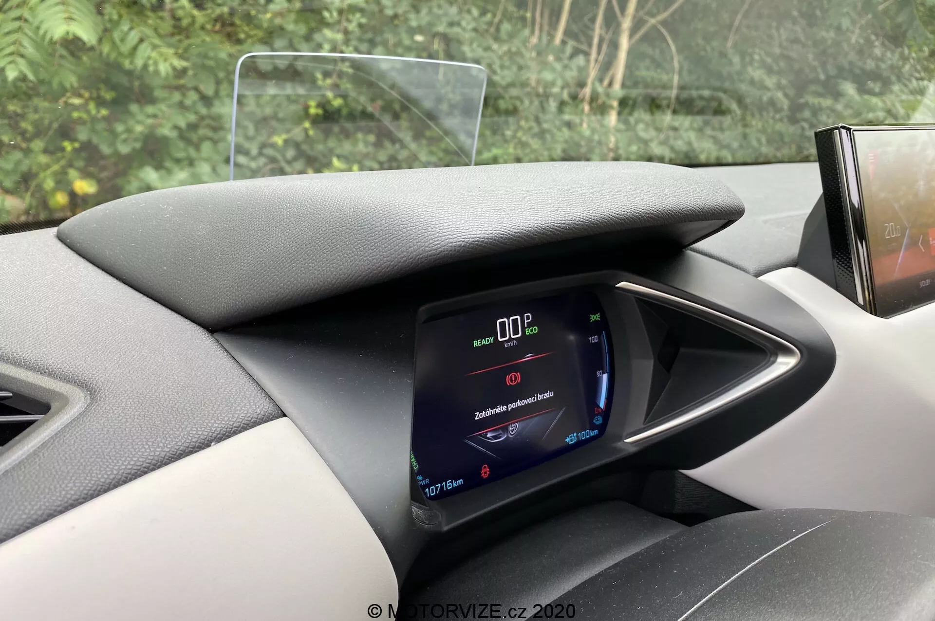 Interiér vozidla DS Automobiles DS 3 Crossback E-Tense 2019 z centrálneho uhla s digitálnym prístrojovým panelom zobrazujúcim 0 km/h a čiastočnými pohľadmi na volant a infotainment systém.