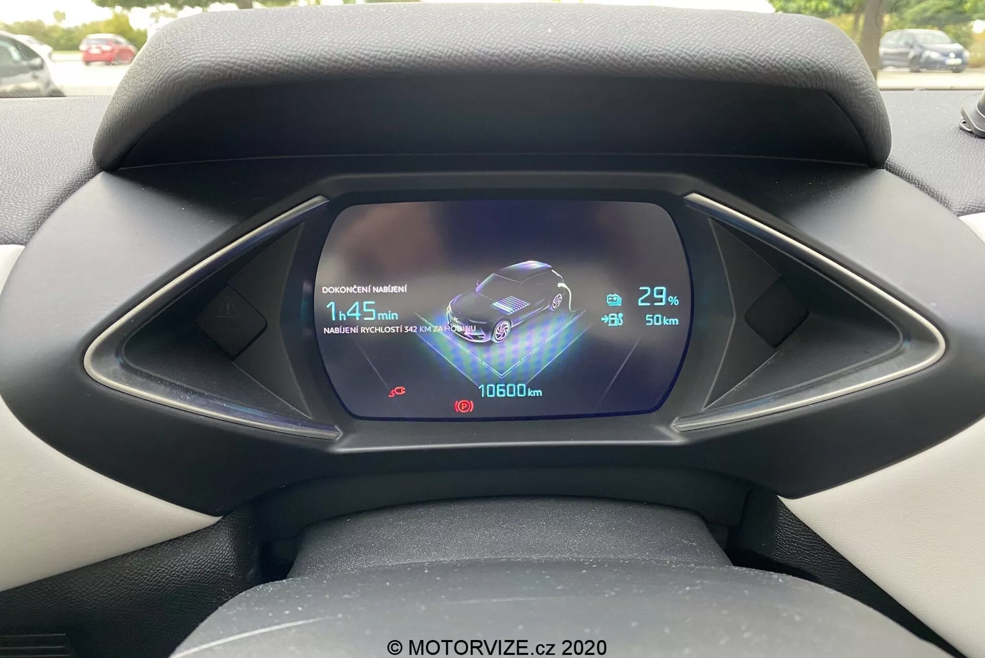 Detailný pohľad na digitálny prístrojový panel z pohľadu vodiča vo vozidle DS Automobiles DS 3 2019 (DS 3 Crossback E-Tense). LCD/TFT displej zobrazuje zložitú grafiku vrátane animovaného znázornenia vozidla, symbolu Bluetooth, indikátora času nabíjania 1:45 min so stavom batérie 29%, vonkajšiu teplotu 23°C, odometra s čítaním 10600 km a takmer plnú palivovú nádrž s odhadom dojazdu 50 km.