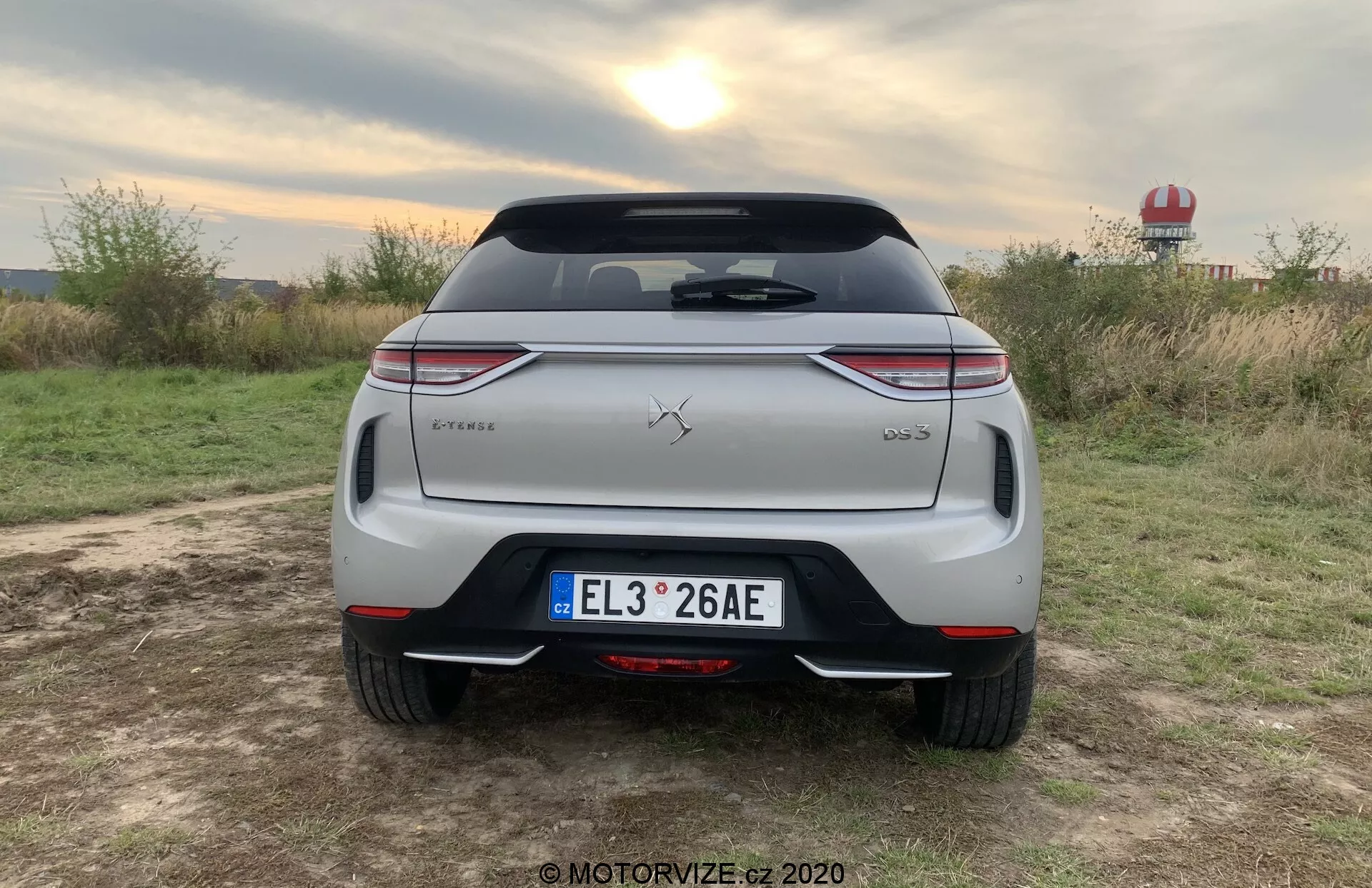 DS Automobiles DS 3 Crossback E-Tense 2019, predvádzajúci svoj elegantný dizajn a elektrický pohon.