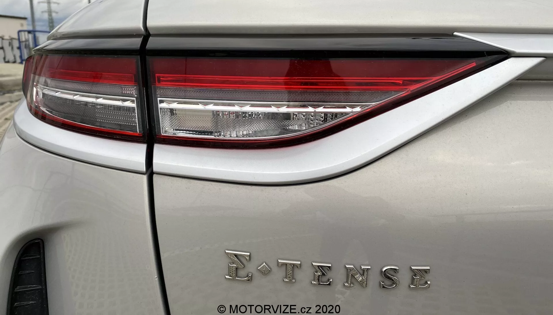 Detailný záber na zadný štvrťpanel vozidla DS Automobiles DS-3 2019 (DS-3 Crossback E-Tense) s moderným a sofistikovaným LED zadným svetlom a odznakom E-TENSE, ktorý naznačuje elektrickú alebo hybridnú technológiu. Vozidlo má matnú alebo saténovú neutrálnu farbu karosérie.