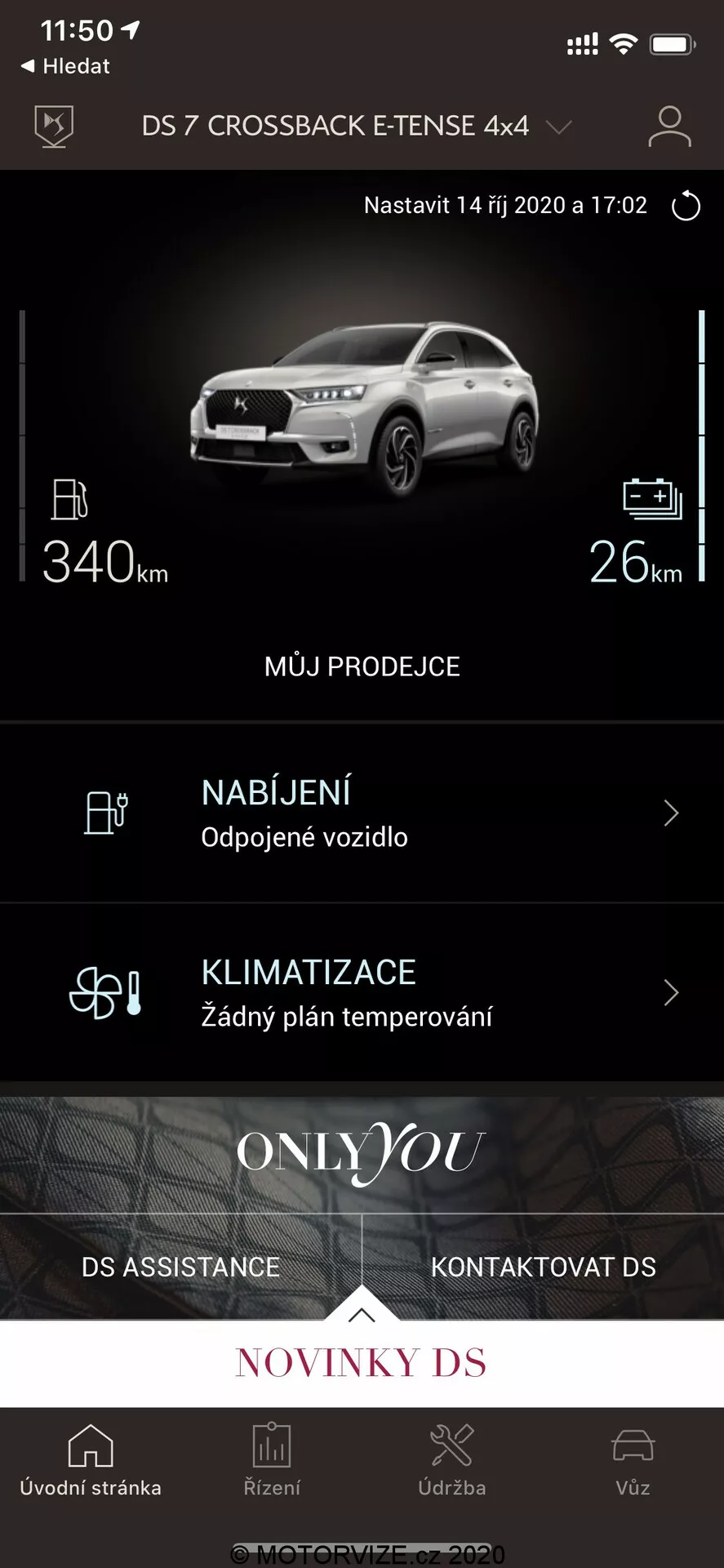 Screenshot mobilnej aplikácie zobrazujúci funkcie konektivity DS 7 CROSSBACK E-TENSE 4x4, vrátane štýlového čiernobieleho obrázka prednej štvrtiny auta. Zaujímavosti zahrňujú ukazovateľ stavu batérie s dojazdom 340 km, stav nabíjania vozidla, nastavenie klimatizácie a možnosti konektivity ako DS Assistance.