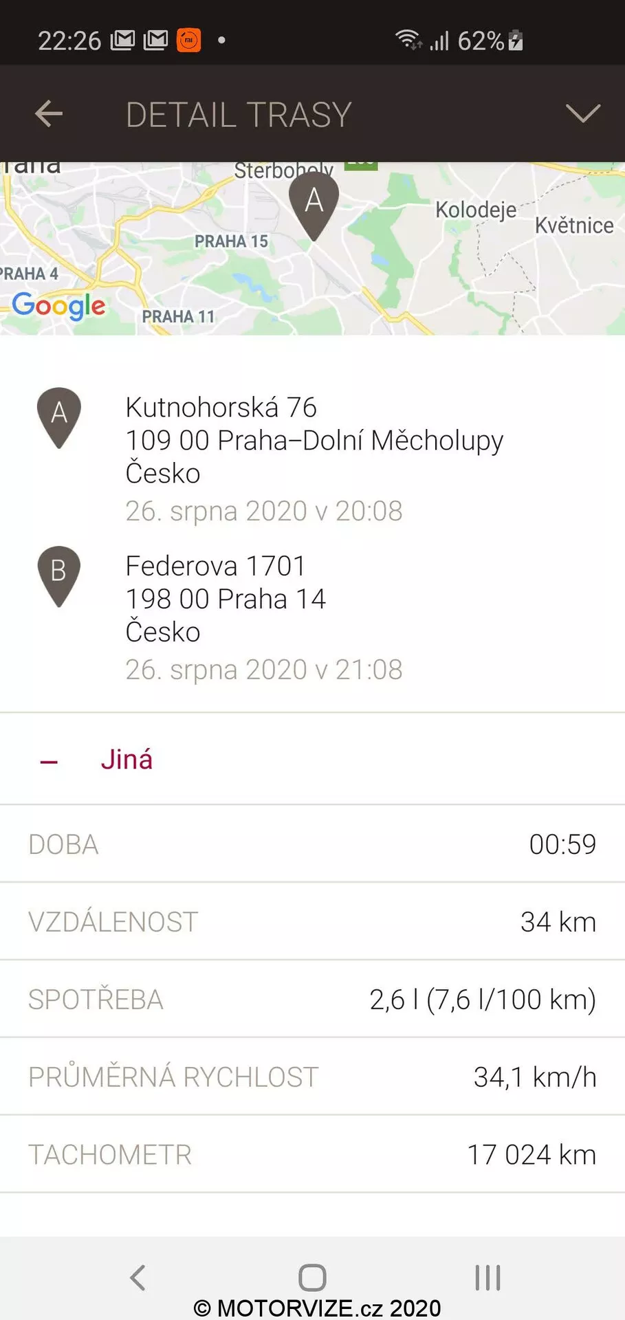 Snímka obrazovky mobilnej aplikácie zobrazujúcej trasu a štatistiky cesty. Mapa ukazuje trasu z Kutnohorská 76, Praha-Dolní Měcholupy do Federova 1701, Praha 14, dátum 26. august 2020. Pod mapou sú údaje ako čas cesty (00:59), vzdialenosť (34 km), spotreba paliva (2,6 l/6,7 l/100 km), priemerná rýchlosť (34,1 km/h) a stav tachometra (17 024 km).