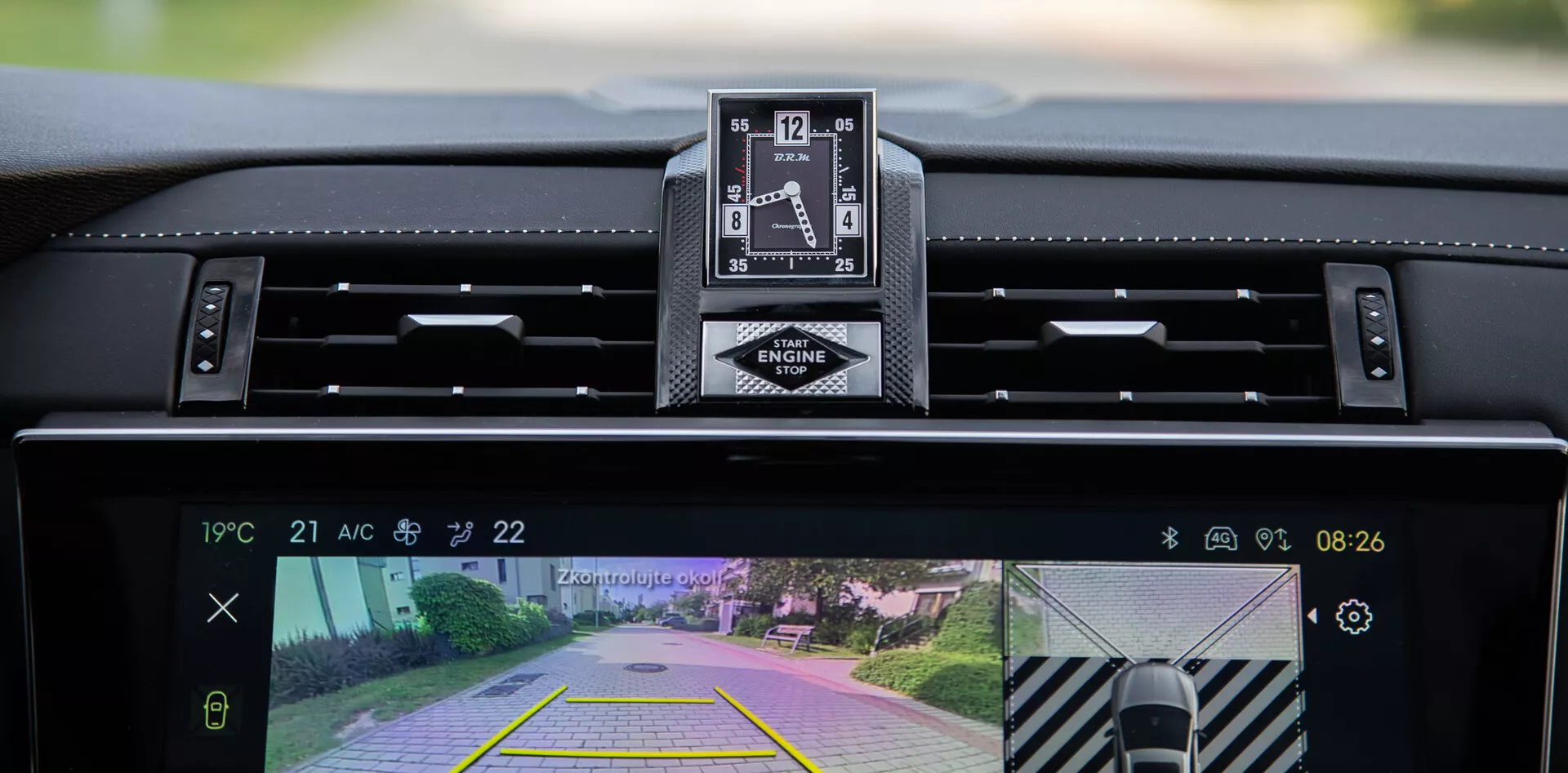 Interiérový pohľad na DS Automobiles DS-7 2022 s prístrojovou doskou, luxusnými analógovými hodinkami a centrálnym displejom informačno-zábavného systému s kamerou zadného výhľadu a funkciou asistencie pri parkovaní