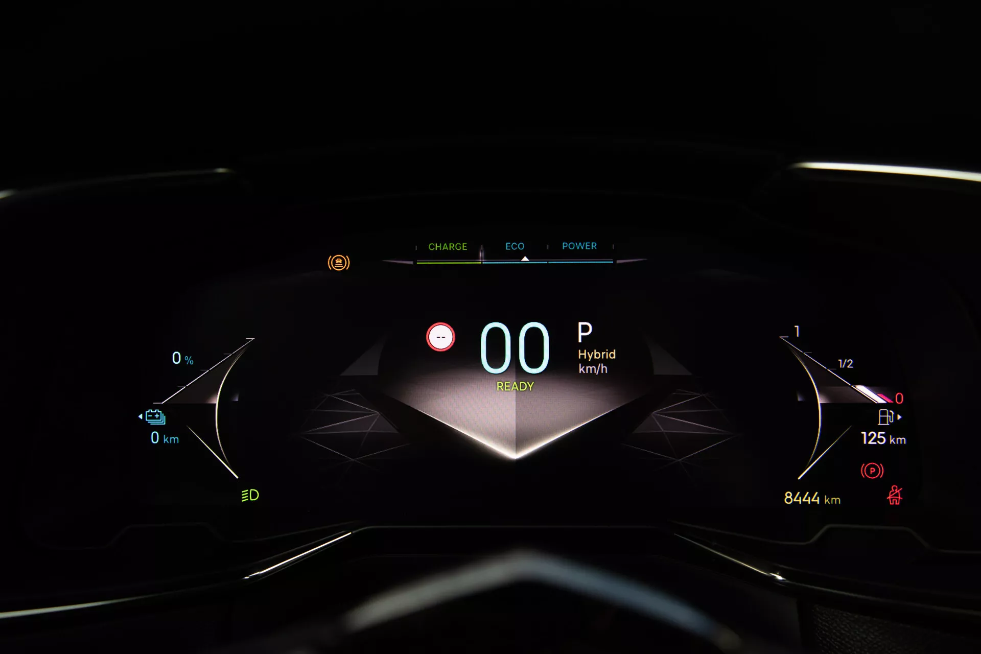 Detailný pohľad na palubnú dosku DS Automobiles DS-7 2022 s digitálnym prístrojovým panelom s označením 'Hybrid', stacionárnym rýchlosťomerom na '00' km/h, plným ukazovateľom paliva a ikonami pre správu energie z pohľadu vodiča
