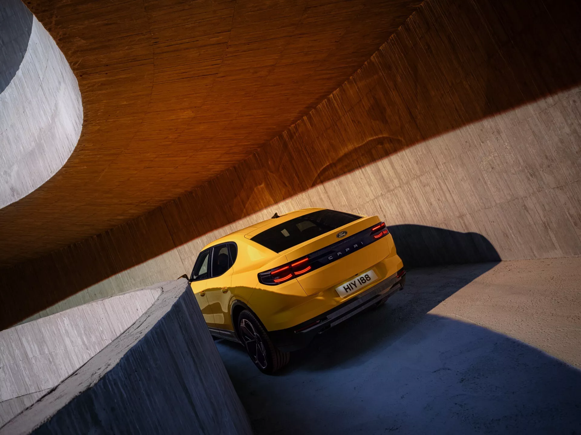 Ford Capri 2024 štvrtá generácia, ktorá predstavuje moderný dizajn s aerodynamickými líniami, špičkovými LED svetlometmi, elegantnou maskou chladiča a štýlovými zliatinovými diskami, stelesňuje inováciu a eleganciu.