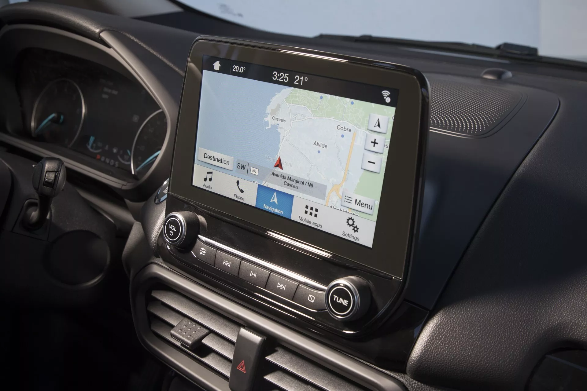 Interiér Ford EcoSport facelift 2017 so zameraním na stredovú konzolu a dotykový informačný systém zobrazujúci navigáciu, s ovládaním klímy a tlačidlami audio