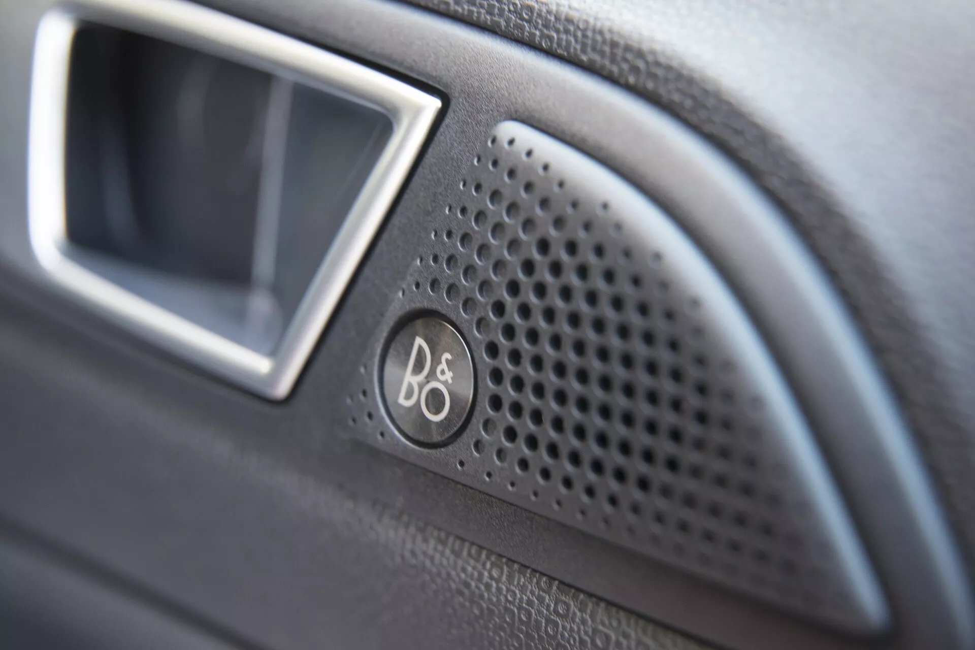 Detailný pohľad na reproduktor B&O integrovaný do palubnej dosky Ford EcoSport 2017, poukazujúci na dizajn a kvalitu prémiového audio systému Bang & Olufsen
