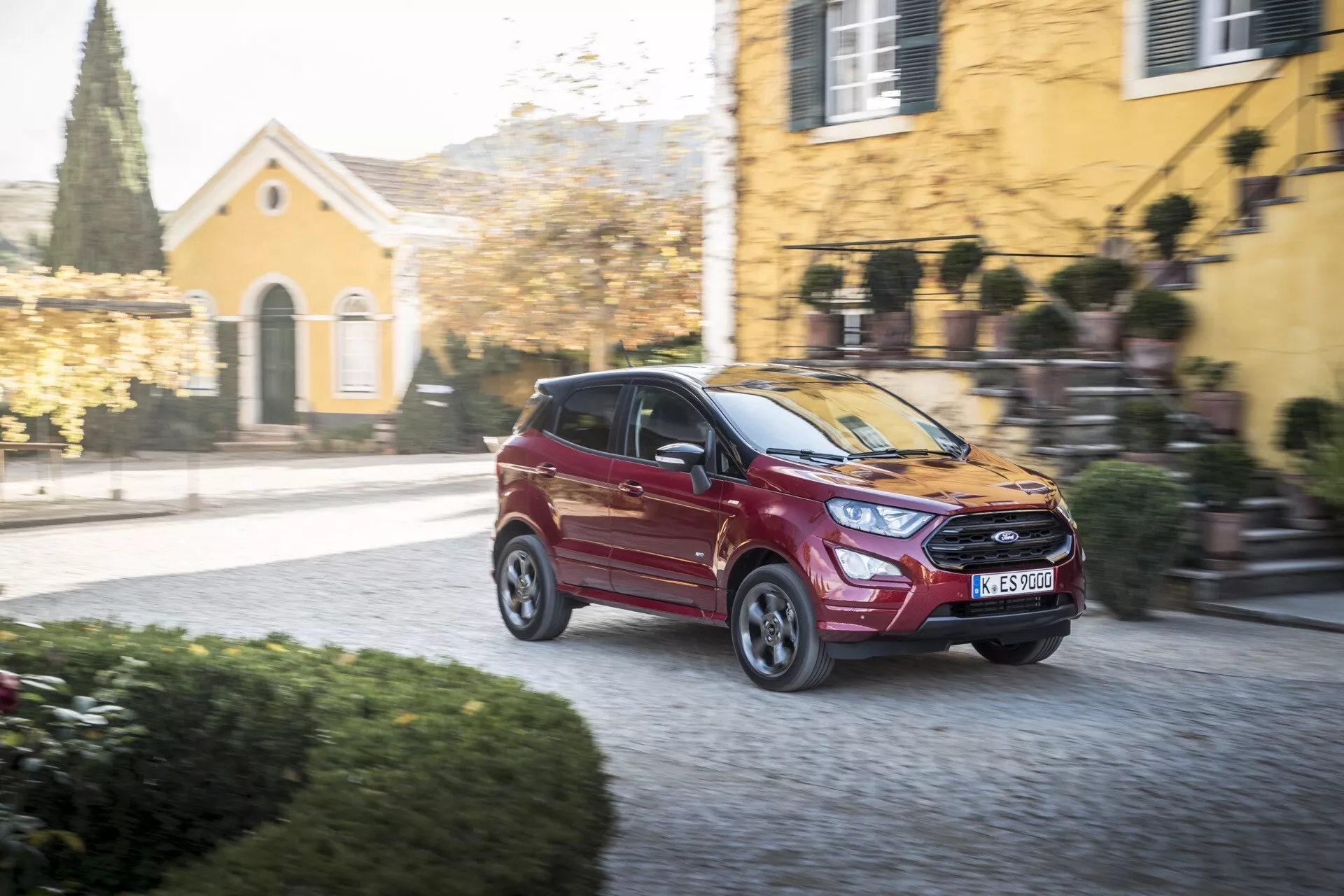 Strieborný Ford EcoSport prvej generácie s faceliftom z roku 2017 zaparkovaný vonku na slnečný deň, predvádzajúci jeho štýlový dizajn a kompaktnú karosériu SUV