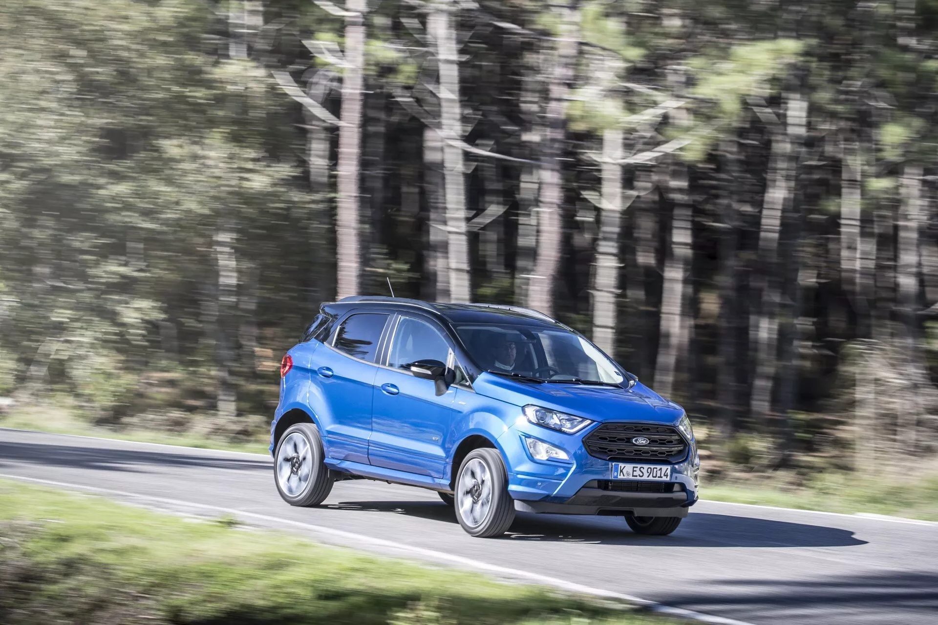 Facelift model Ford EcoSport prvej generácie z roku 2017 v dynamickej póze, predvádza jeho štýlový dizajn a inovatívne funkcie