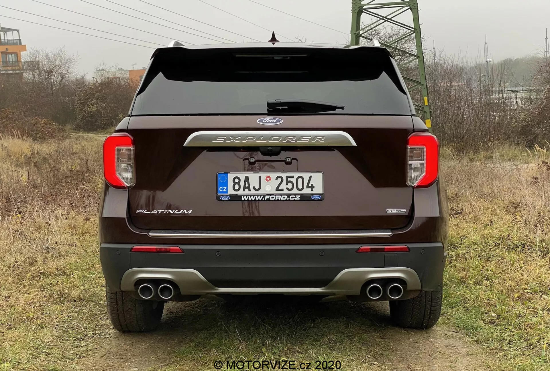 Ford Explorer 2019 predstavujúci svoj moderný a elegantný dizajn, priestranný interiér, pokročilé technologické funkcie a výkonný motor.
