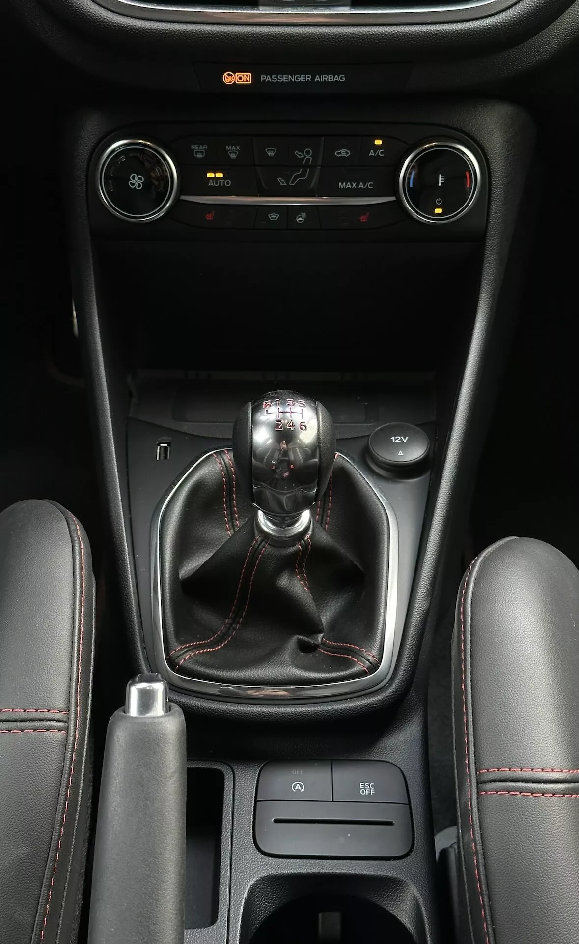 Centrálna konzola Ford Fiesta 2022 s klimatizáciou, manuálnou prevodovkou, výberom jazdného režimu a úložnými priestormi