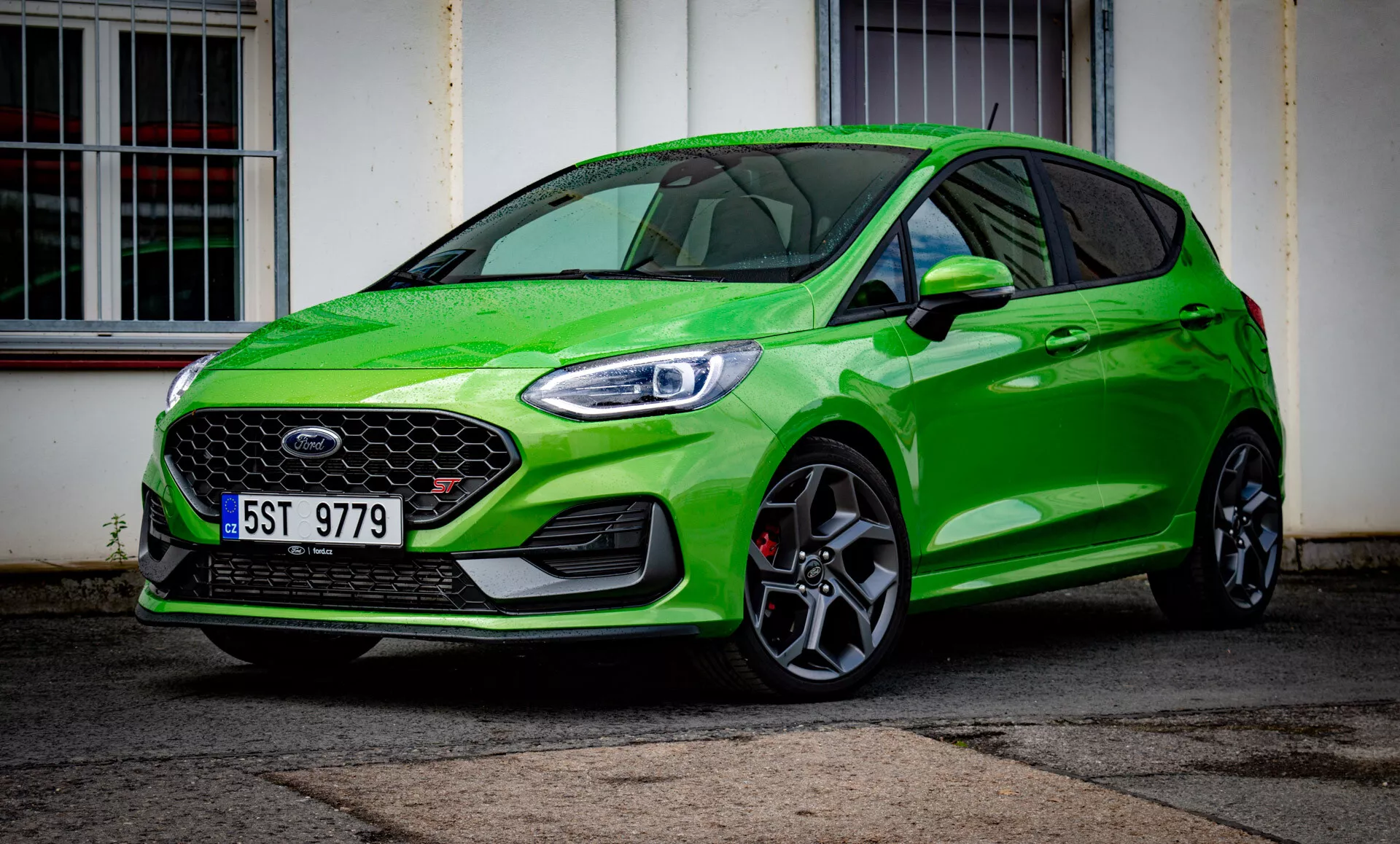 Hatchback Ford Fiesta 2022 vo výraznej zelenej, predvádzajúci predný dizajn s LED svetlometmi, včelím úľom mriežkou, športovými zliatinovými kolesami a aerodynamickým profilom