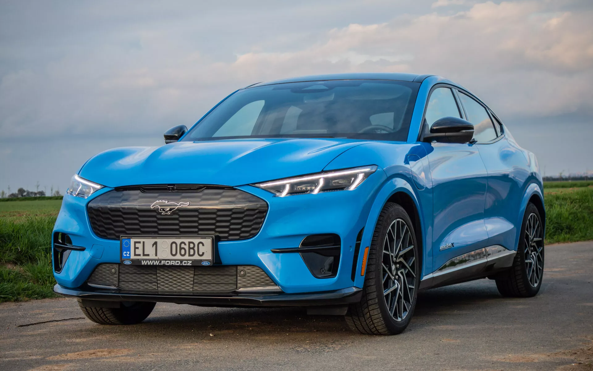 Elektrické SUV Ford Mustang Mach-E 2020 v dynamickom postoji, ktoré ukazuje svoj elegantný dizajn a inovatívne funkcie