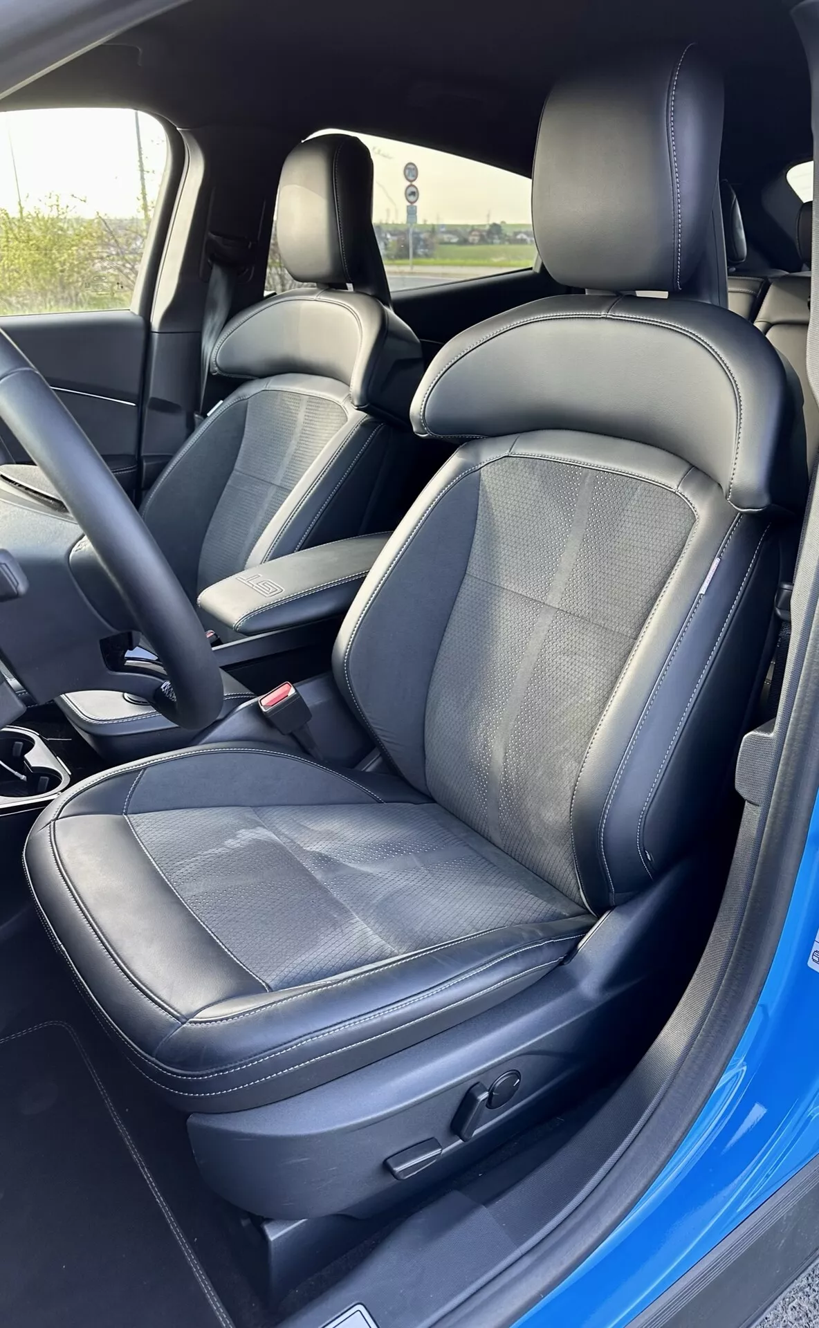 Interiér Ford Mustang Mach-E 2020 so sedadlom vodiča s koženým a textilným poťahom, elektronickým nastavením sedadla a bezpečnostným pásom