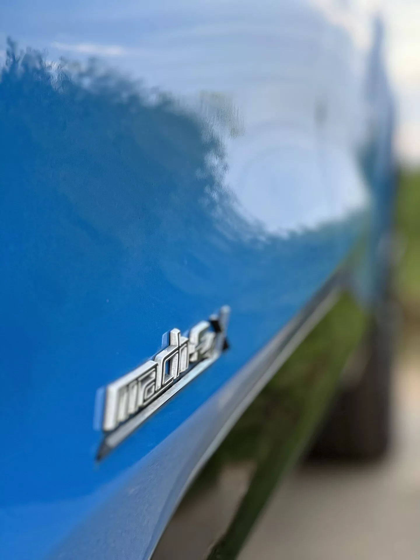 Elektrické SUV Ford Mustang Mach-E 2020 v dynamickom jazdnom zábere ukazujúce jeho elegantný dizajn a moderné funkcie