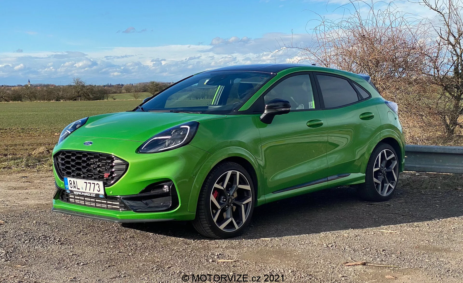 Ford Puma ST 2020 so športovým a dynamickým dizajnom, ktorý sa vyznačuje hladkými líniami, agresívnou prednou mriežkou a vylepšenou aerodynamikou.