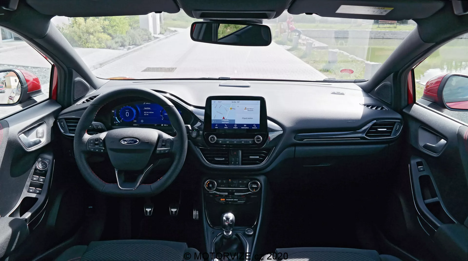2020 Ford Puma v živom exteriéri, ukazujúci moderný dizajn, elegantné línie a dynamickú kompaktnú SUV architektúru.
