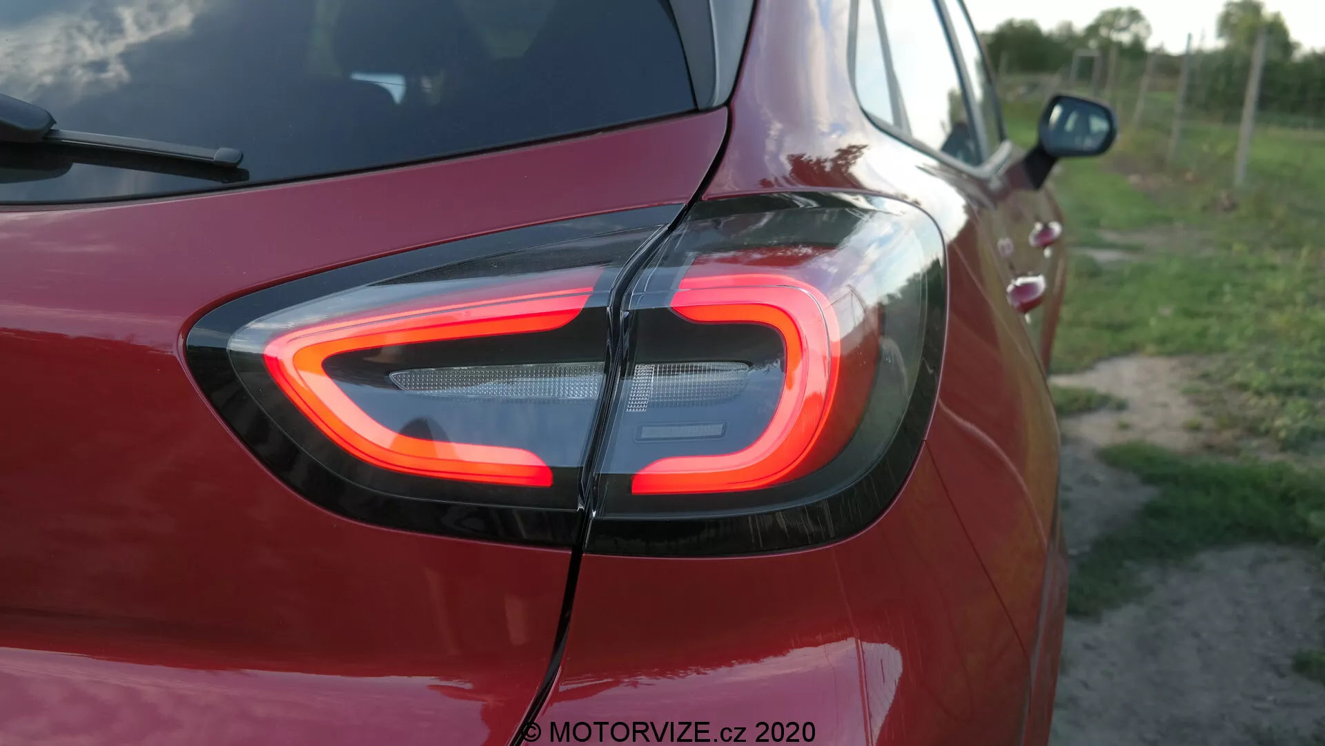 Detailný záber na zadnú časť Ford Puma 2020, s výrazným osvetleným LED zadným svetlom v tvare C. Snímka pořízená zo zadného trojštvrtečného uhla zdôrazňuje pokročilú svetelnú technológiu a moderný dizajn, pričom vodoznak 'MOTORVIZE.cz 2020' označuje zdroj.