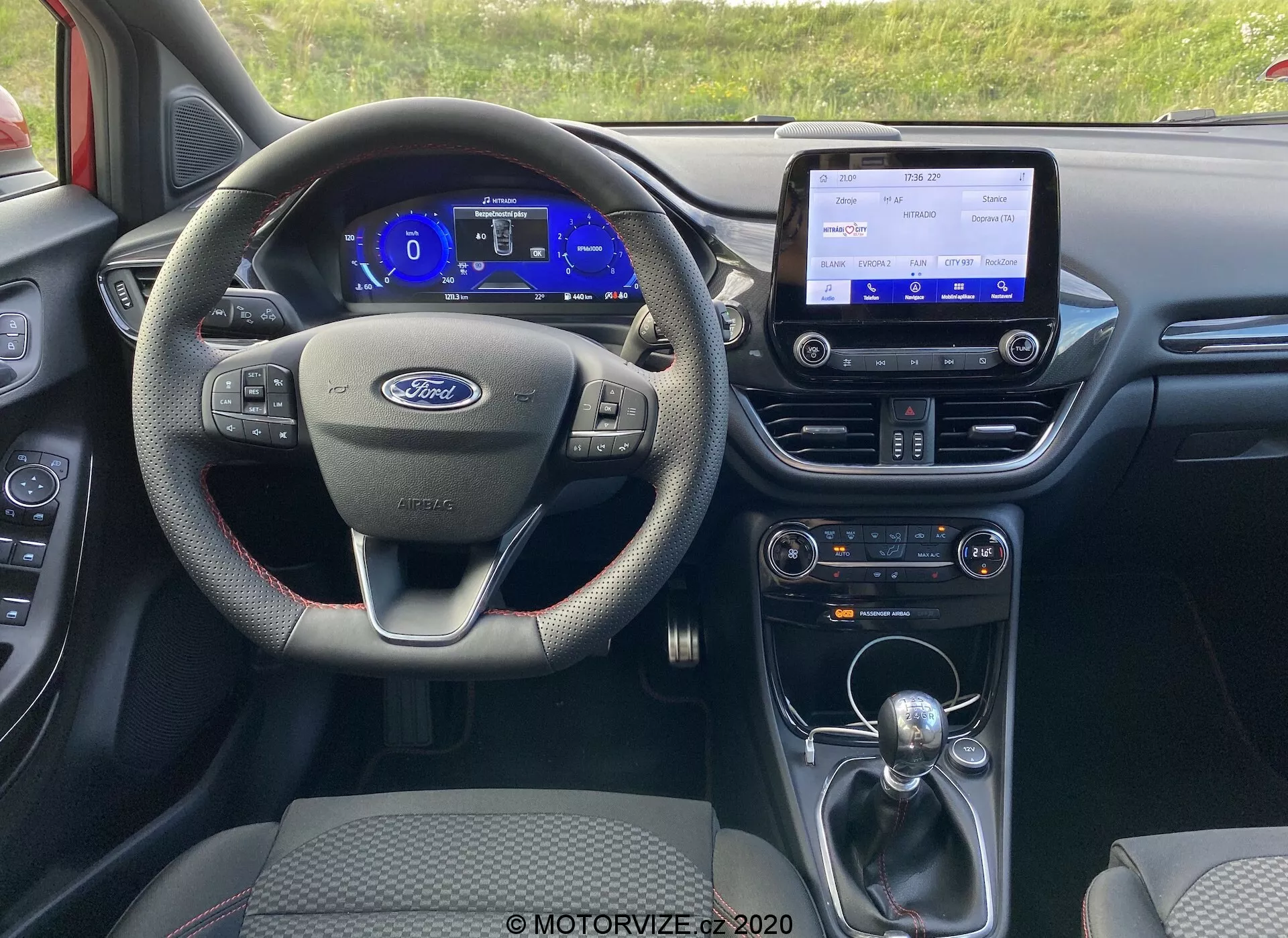 Interiér modelu 2020 Ford Puma z pohľadu vodiča, ukazujúci multifunkčný trojramenný volant, digitálnu prístrojovú dosku, infotainmentový stredový panel s konektivnými funkciami, radiacu páku automatickej prevodovky a rôzne ovládacie systémy