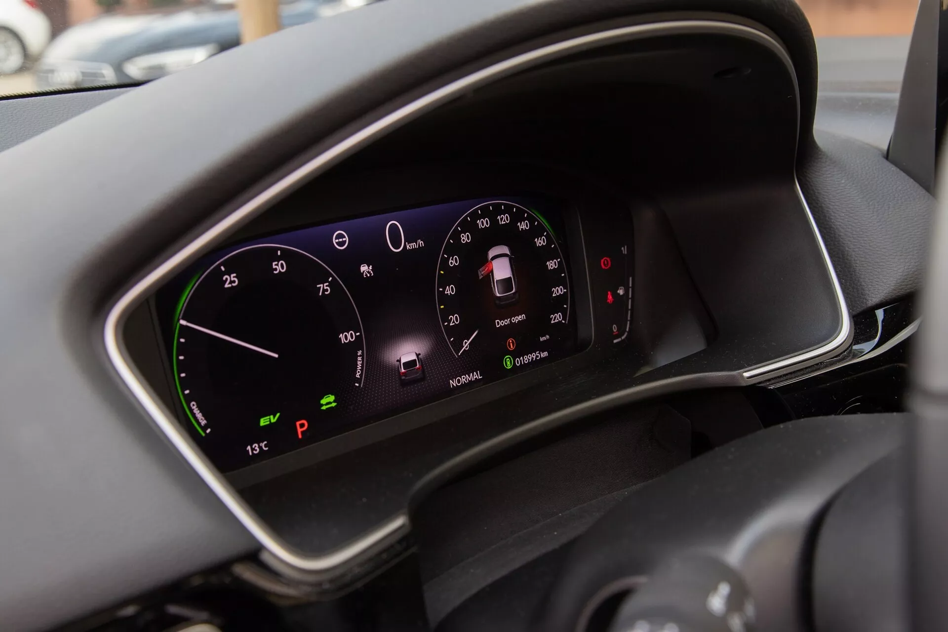 Detailný záber digitálneho prístrojového panelu Honda Civic 2022 zobrazujúci rýchlosťomer, otáčkomer, indikátory stavu vozidla a vonkajšiu teplotu v pokročilom technologickom interiéri moderného auta