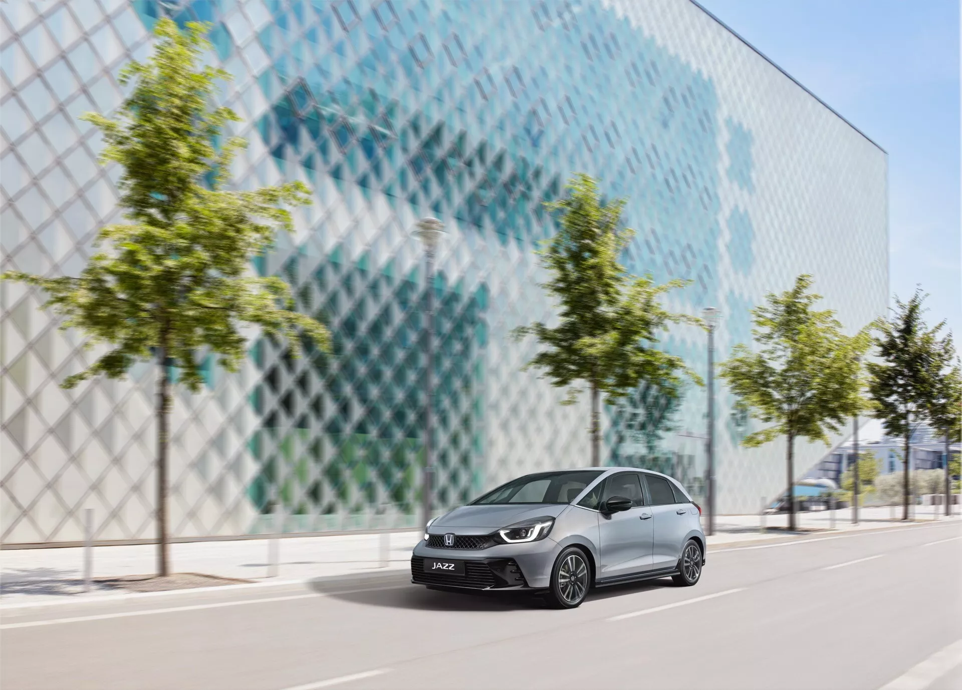 Model Honda Jazz 2023 Piatej Generácie po Facelifte v Dynamickom Postoje