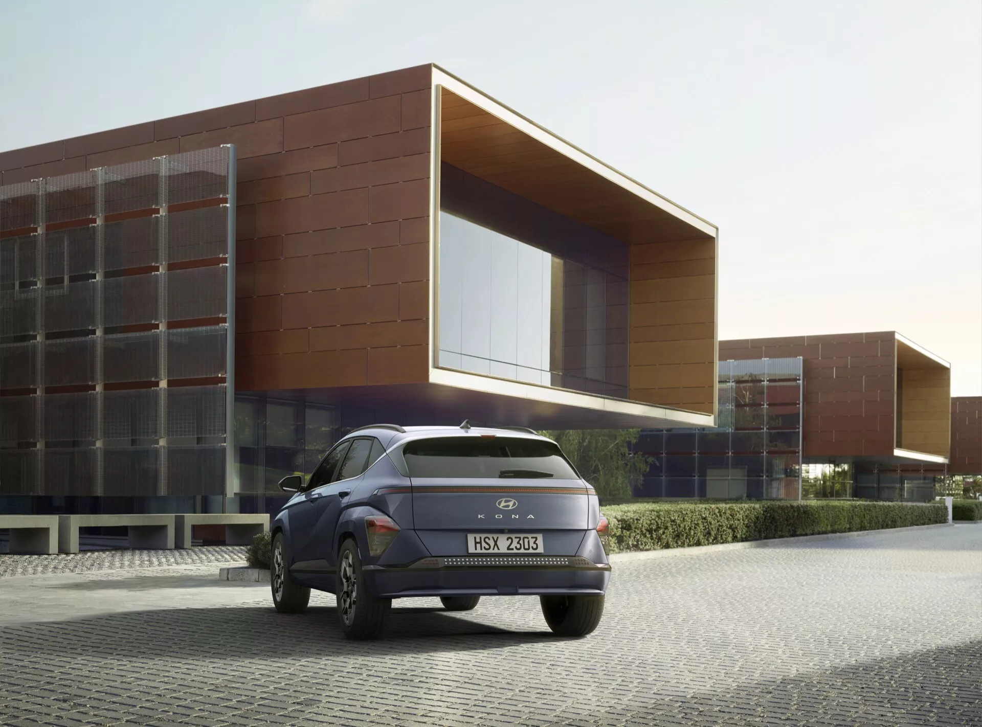 Hyundai Kona druhej generácie 2023 predvádzajúca moderný dizajn, pokročilé bezpečnostné funkcie a hybridnú technológiu