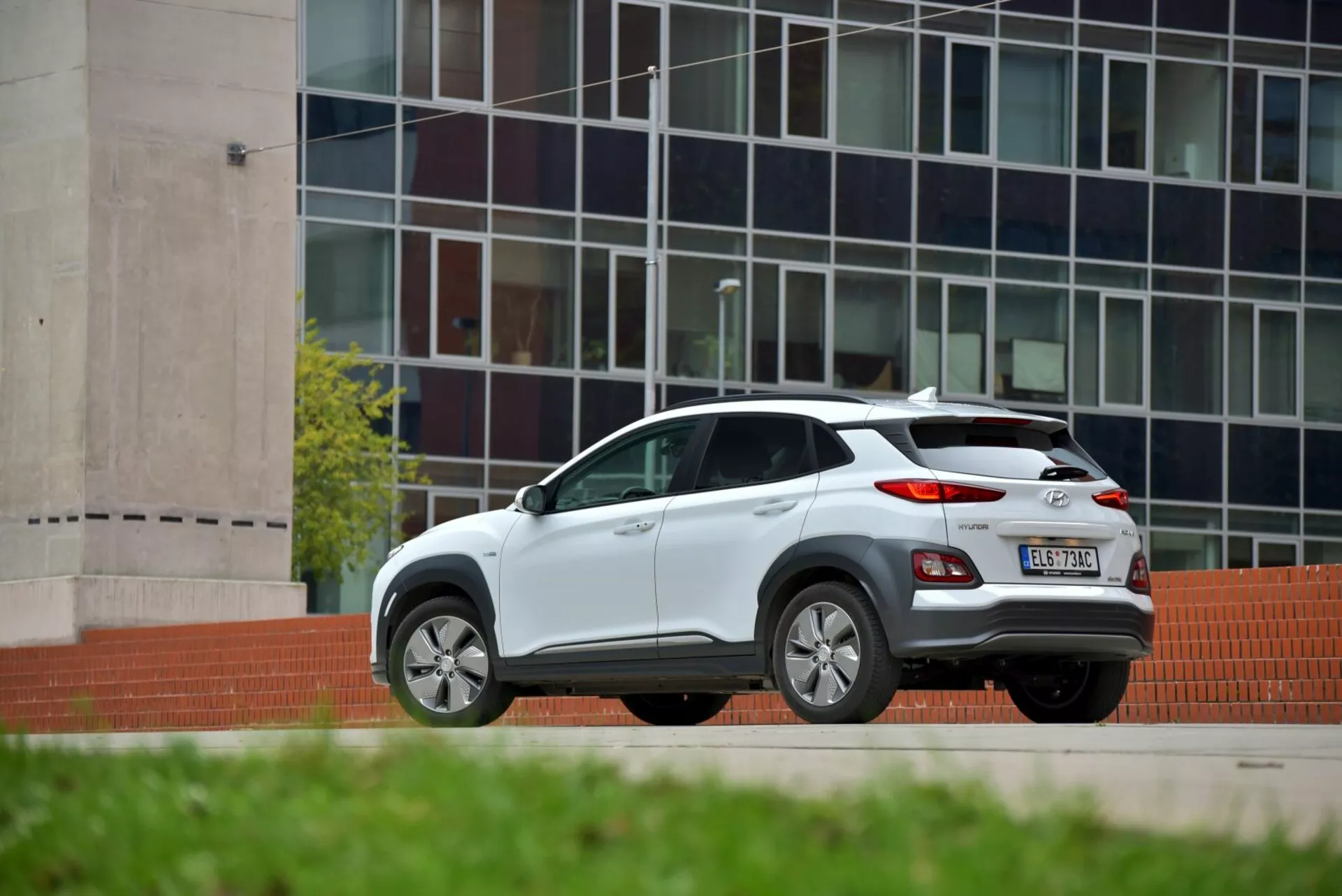 Hyundai Kona Elektro 2021 vo výraznej modrej farbe, ukazujúce jej štýlový dizajn, elektrický pohon a moderné funkcie