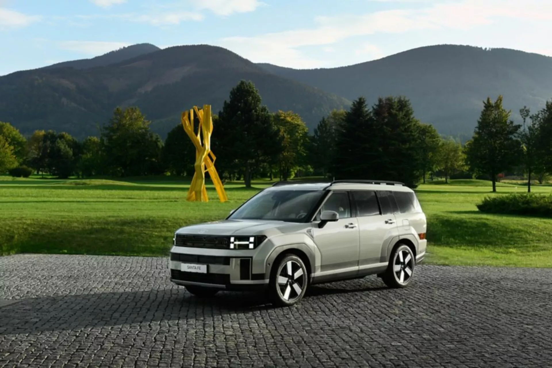 Hyundai Santa Fe 2024 (5. generácia) SUV – predstavuje moderný dizajn, pokročilé technológie, priestranný interiér a vynikajúce bezpečnostné prvky