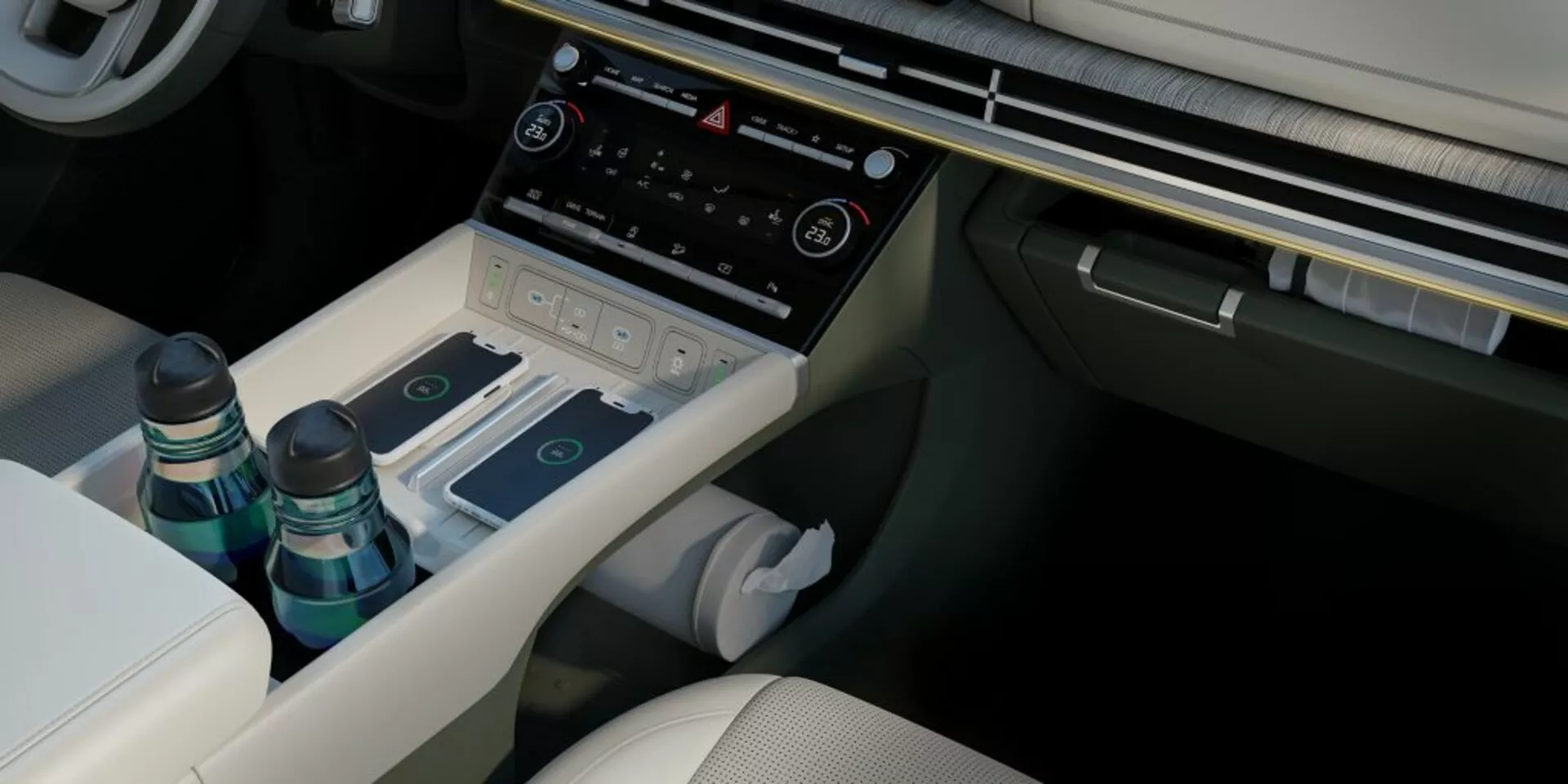 Interiérový pohľad na Hyundai Santa-Fe 2024 (5. generácia) na stredovú konzolu z mierne vyvýšeného uhla, zachytávajúci sedadlo vodiča so svetlým čalúnením a detailným šitím, otvorenú stredovú opierku s úložným priestorom na dve fľaše a dreveným vzhľadom, čiastočne viditeľnú bielu sanitárnu utierku pod stredovou konzolou, elegantný volič prevodovky na prevodovom tuneli, rôzne ovládacie tlačidlá pre jazdné režimy alebo nastavenia odpruženia, pokročilý klimatický systém s obrazovkou a hmatovými tlačidlami, a spodný okraj infotainment systému. Sedadlo spolujazdca zrkadlí sedadlo vodiča v čalúnení. Obrázok zvýrazňuje luxusný interiérový dizajn vozidla, prémiové materiály a technologické prvky ako infotainment, ovládanie klimatizácie, úložné riešenia, elektronický volič prevodovky a prispôsobiteľné jazdné nastavenia.