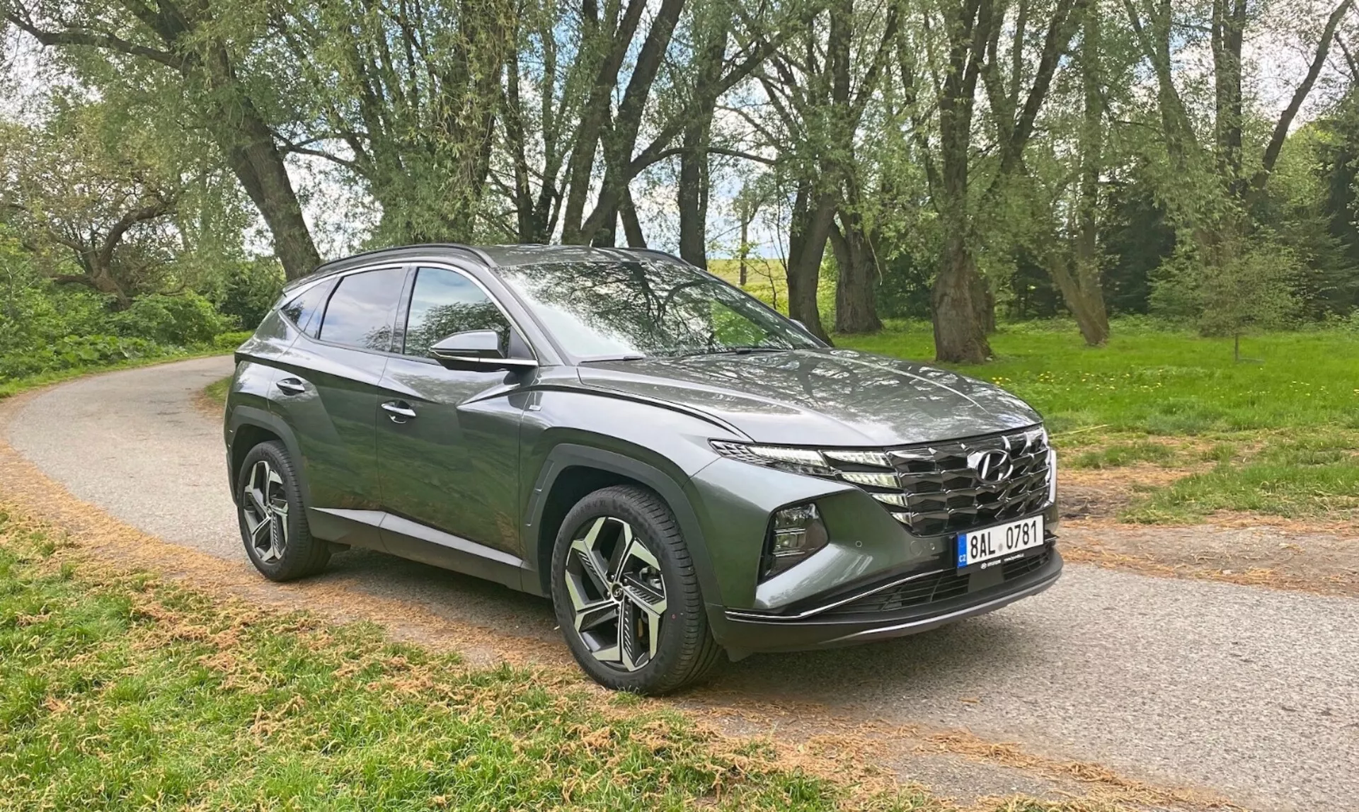 Hyundai Tucson 1.6 T-GDI Pure z roku 2020 v bezchybnej bielej farbe, predstavujúci svoj elegantný dizajn a moderné prvky na malebnej horskej ceste.