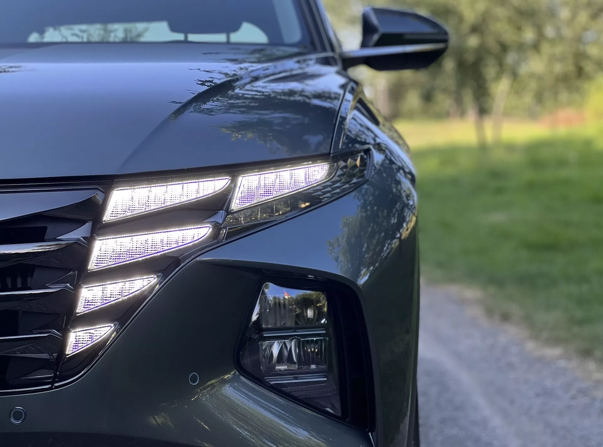 Detailný pohľad na Hyundai Tucson 2020 s dôrazom na LED svetlomety, modernú mriežku a aerodynamické prvky dizajnu