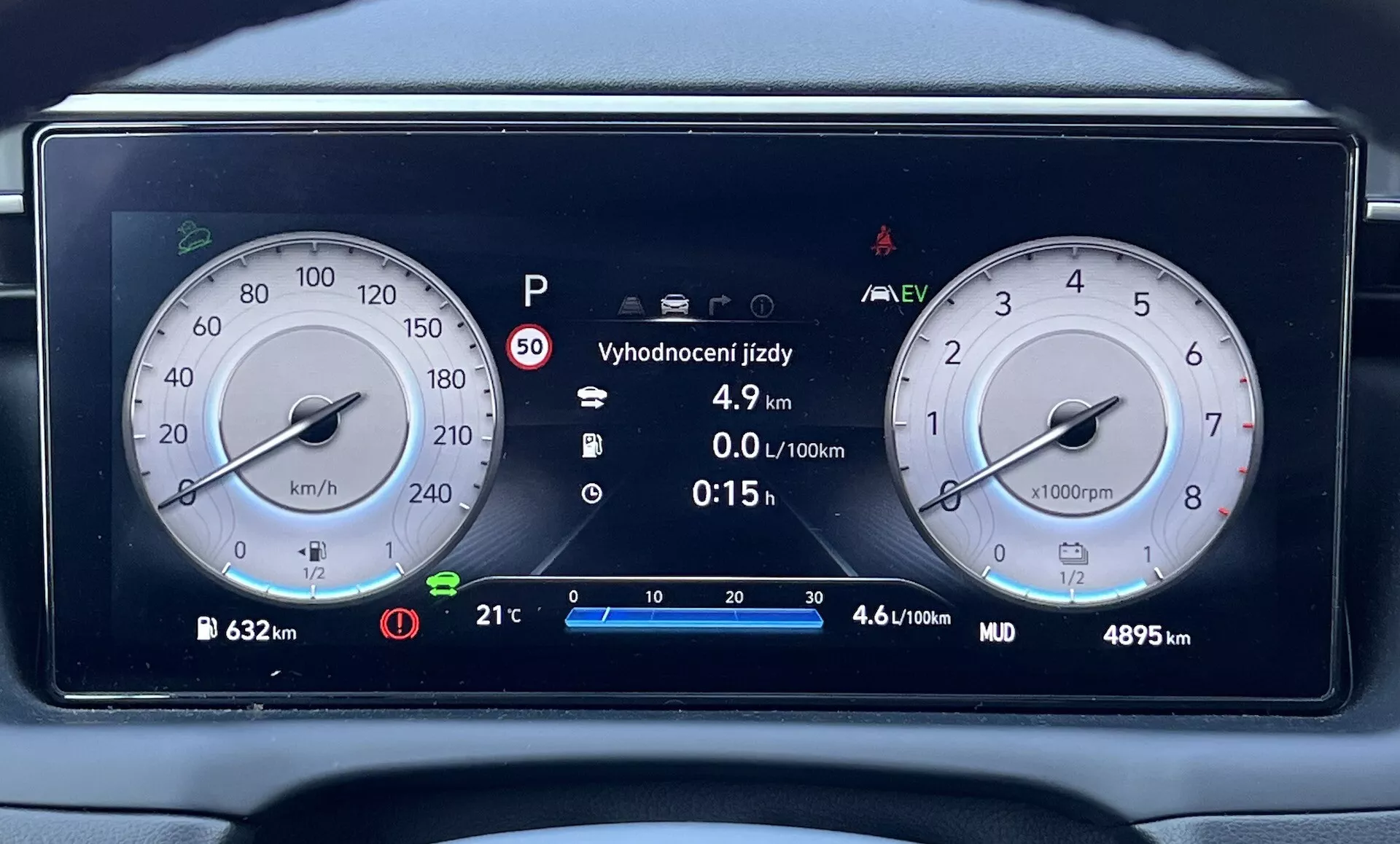 Digitálny prístrojový panel Hyundai Tucson 2020 so spidometrom, otáčkomerom, indikátorom hybridnej technológie a podrobnými informáciami o vozidle na modernej palubnej doske