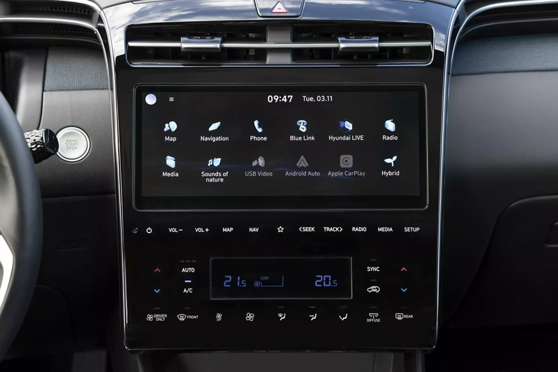 Interiér Hyundai Tucson 2020 s moderným dotykovým informačným systémom s Android Auto a Apple CarPlay, automatickou klimatizáciou s dvojitou zónou nastavenou na 21 stupňov Celzia a indikátormi hybridného vozidla