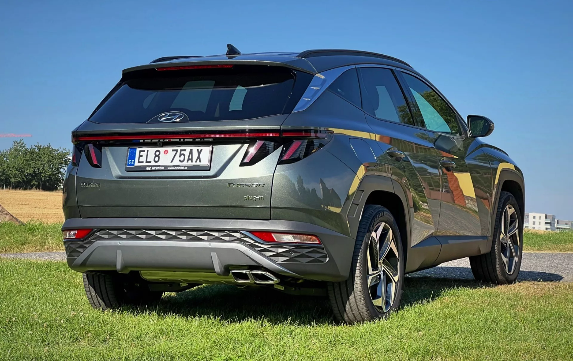 Hyundai Tucson 2020 ukazuje svoj moderný dizajn s čiastočným zadným výhľadom, ktorý zahŕňa LED zadné svetlá, integrované zadné krídlo, metalický lak a zliatinové kolesá v exteriéri