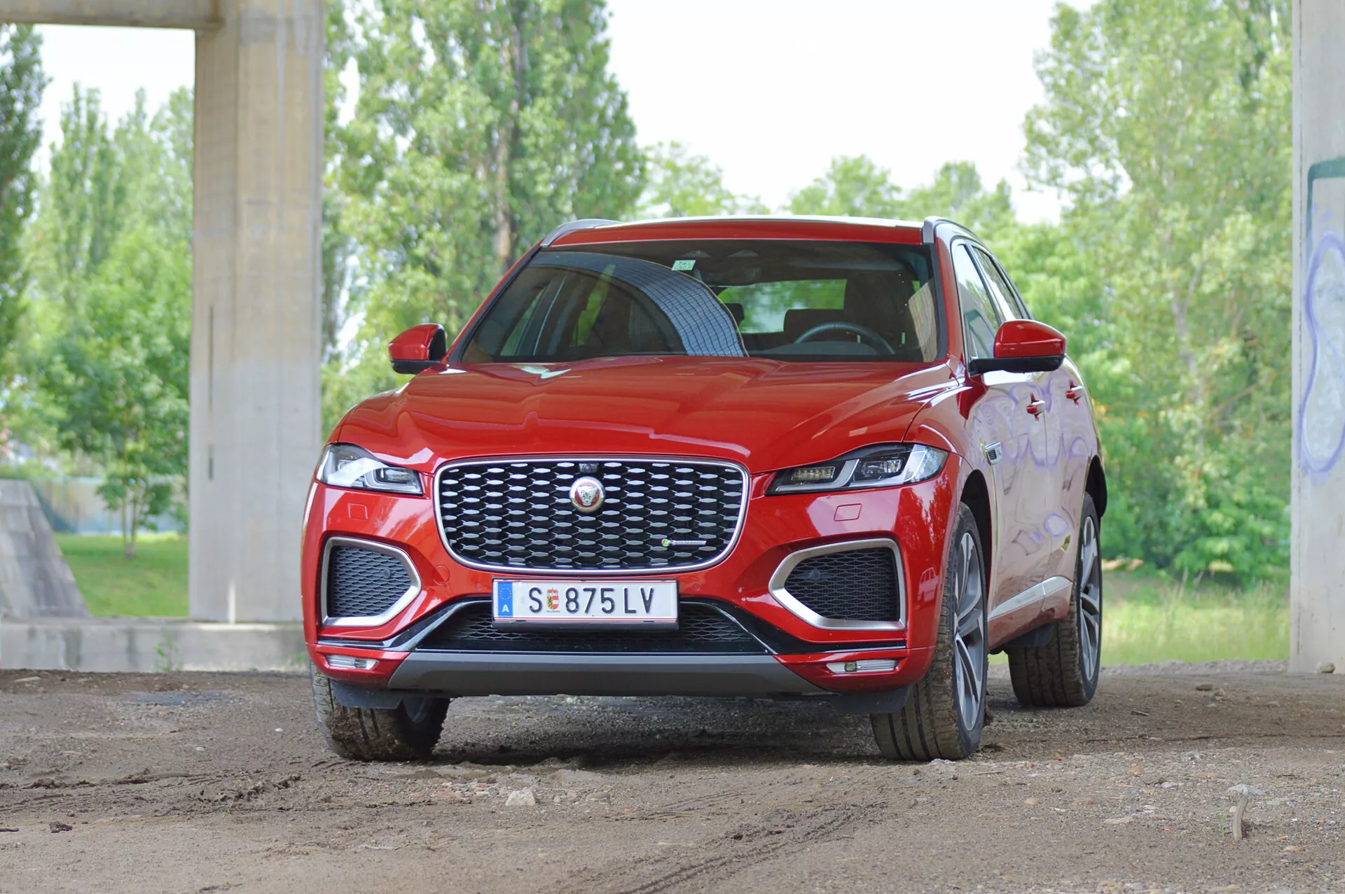 Luxusné SUV Jaguar F-Pace 2021 s elegantným dizajnom, vynikajúcou ovládateľnosťou, pokročilou technológiou a prepracovaným interiérom
