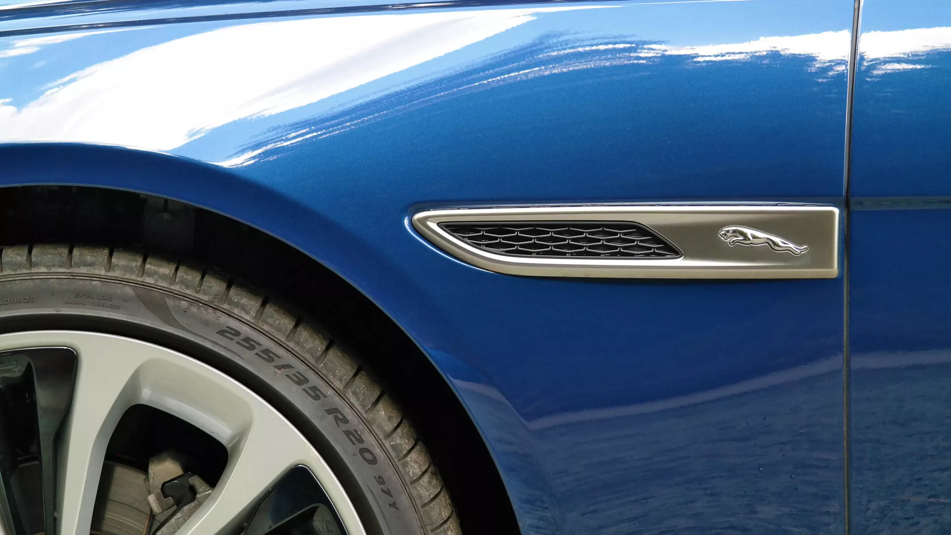 Jaguar XF 2021 - Luxusný biely sedan s elegantnými líniami, LED svetlometmi, pokročilou aerodynamikou, prémiovým koženým interiérom a špičkovou technológiou